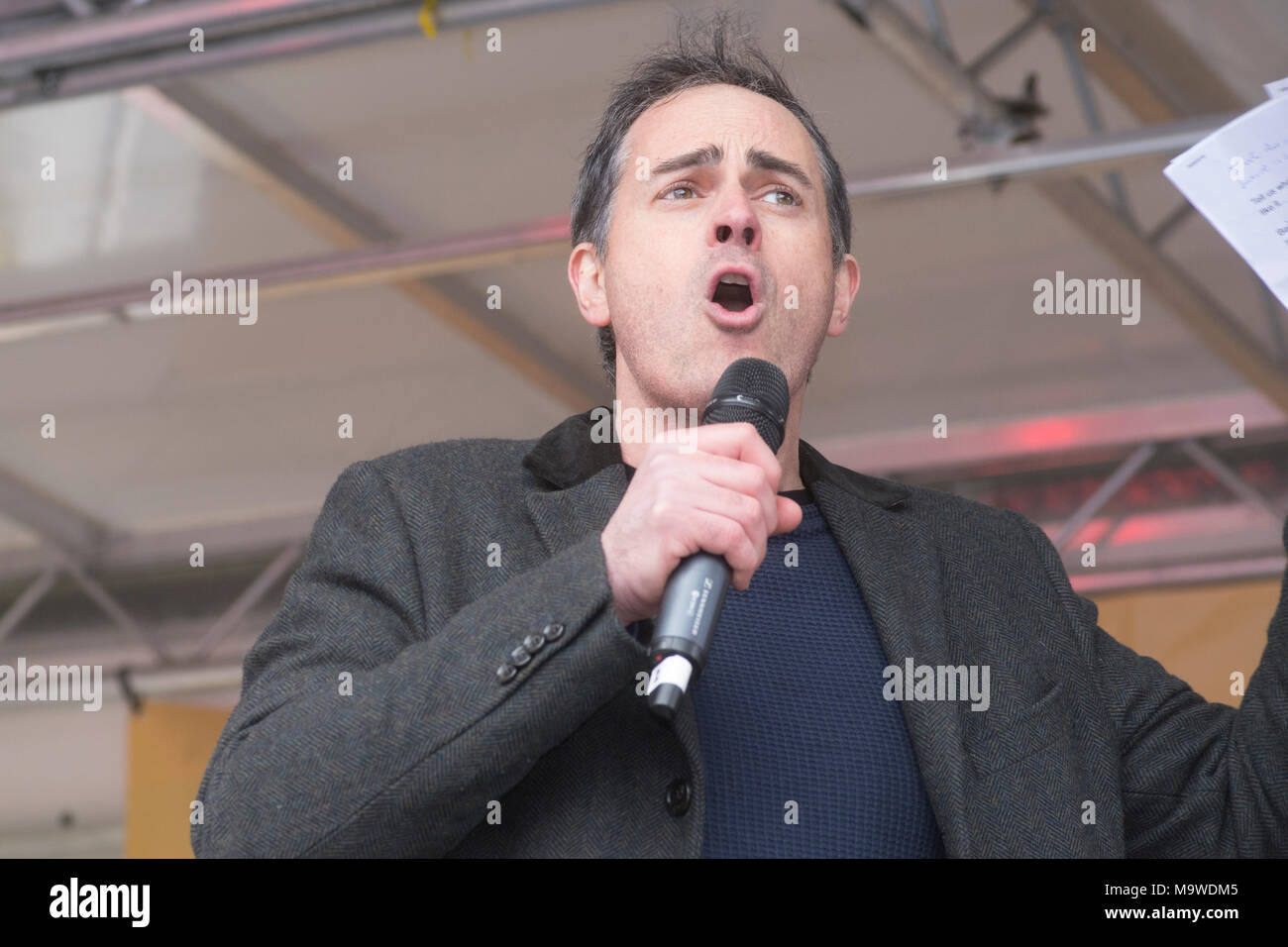 24/03/2018: Leeds: Regno Unito: Jonathan Bartley dal Partito Verde parlando al Great Northern marzo Rally contro Brexit organizzato da Leeds Foto Stock