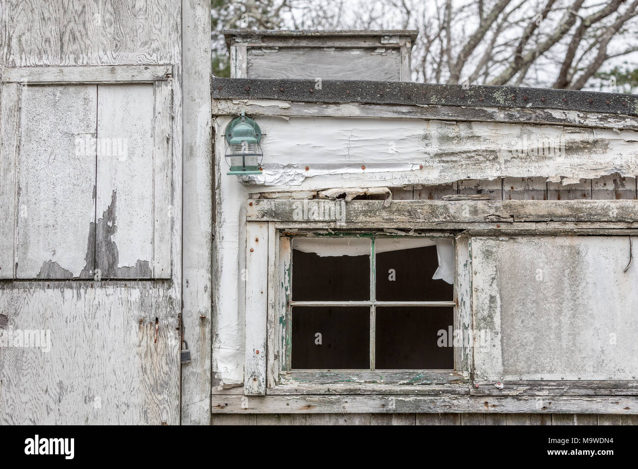 Vecchia struttura fatiscente sul punto di cadere nel long island ny Foto Stock