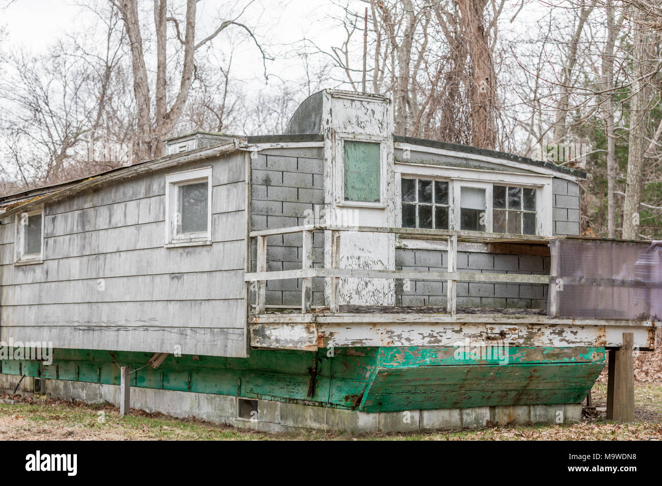 Vecchia struttura fatiscente sul punto di cadere nel long island ny Foto Stock