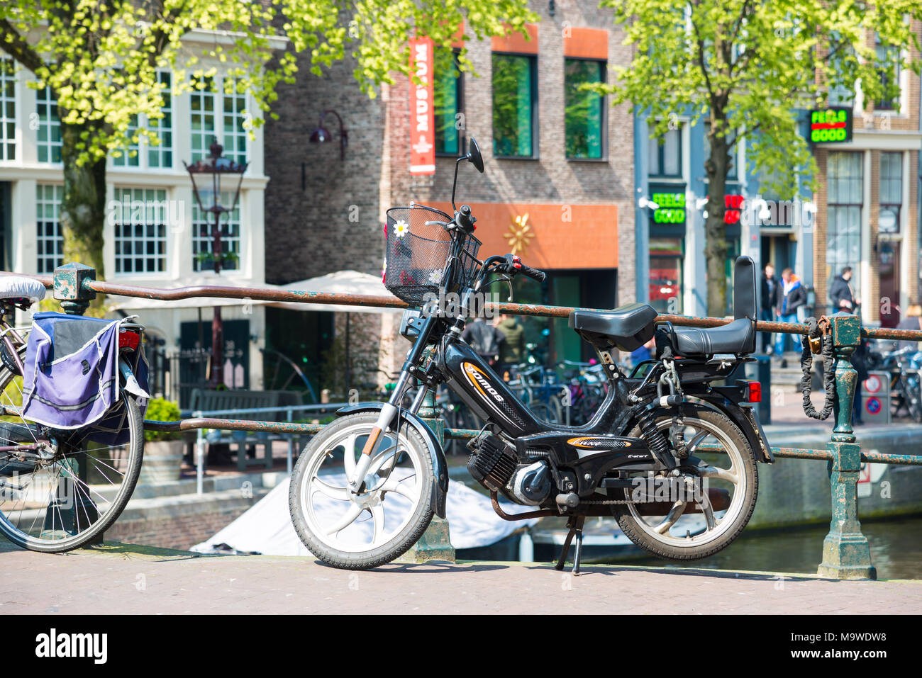 Amsterdam, Paesi Bassi - 20 Aprile 2017: Biciclette parcheggiate su un ponte in Amsterdam, Paesi Bassi Foto Stock