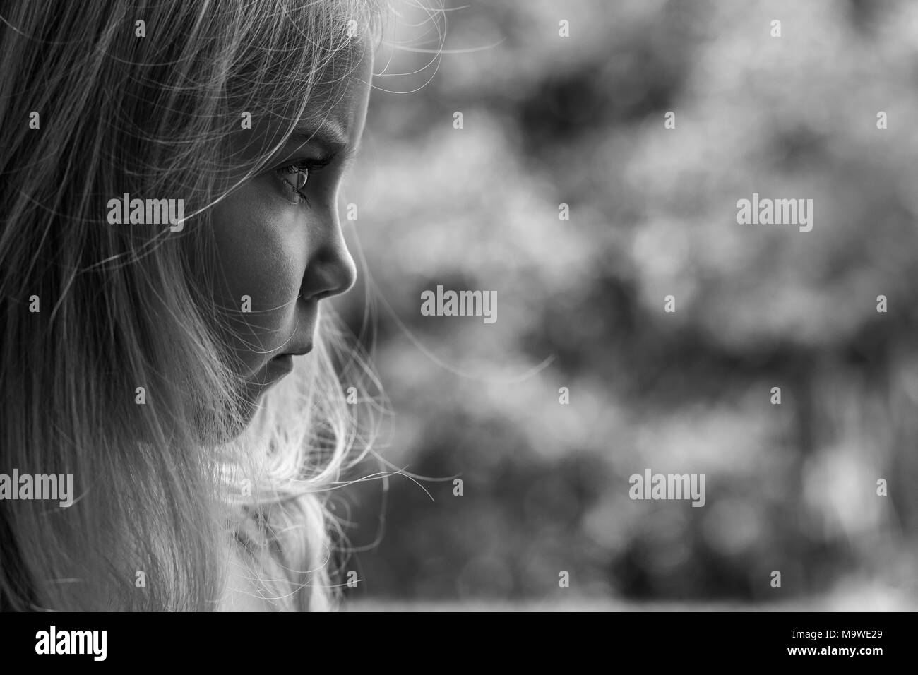 In bianco e nero in prossimità di una bambina cercando frustrato Foto Stock