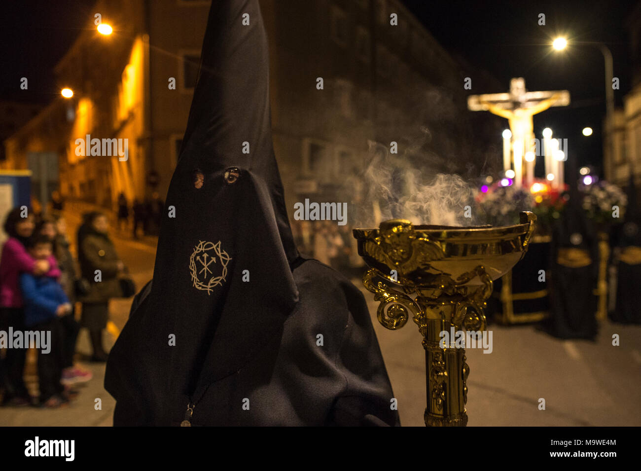 Tarazona, Spagna. 27 Mar, 2018. La confraternita della "Silencio del Santísimo Cristo del rebate, incrociano martedì santo le strade di Tarazona con il 'ensacados'. Si vestono di una tunica fatta di cilicio, camminare a piedi nudi e con catene collegate alle loro caviglie. Credito: Oscar Zubiri/Pacific Press/Alamy Live News Foto Stock
