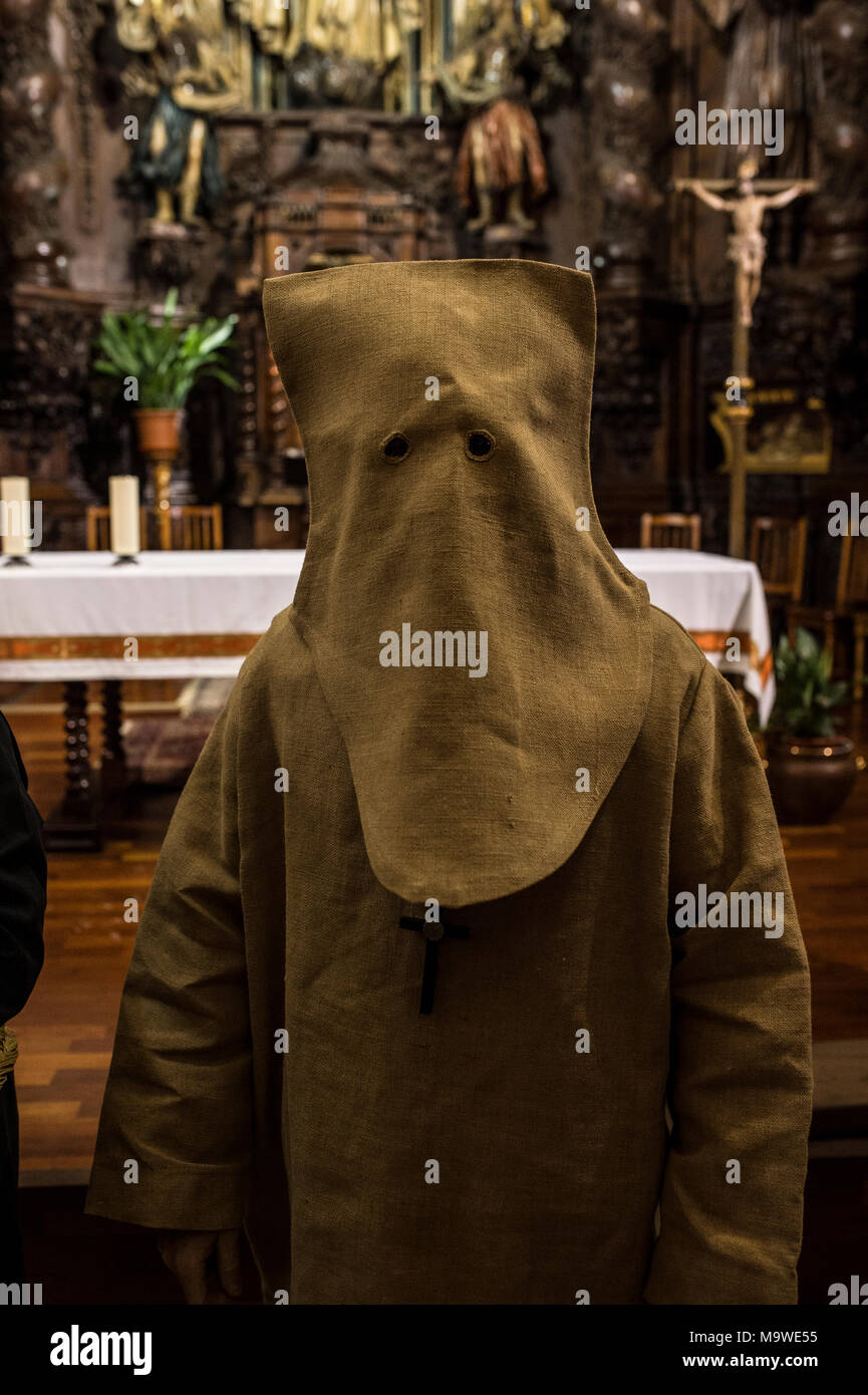 Tarazona, Spagna. 27 Mar, 2018. La confraternita della "Silencio del Santísimo Cristo del rebate, incrociano martedì santo le strade di Tarazona con il 'ensacados'. Si vestono di una tunica fatta di cilicio, camminare a piedi nudi e con catene collegate alle loro caviglie. Credito: Oscar Zubiri/Pacific Press/Alamy Live News Foto Stock