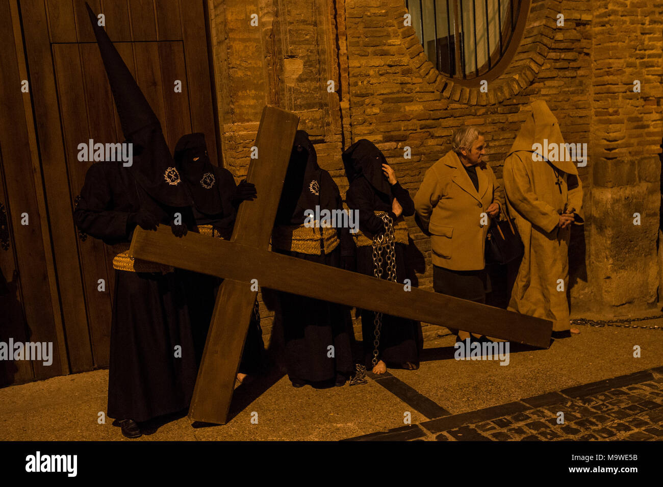 Tarazona, Spagna. 27 Mar, 2018. La confraternita della "Silencio del Santísimo Cristo del rebate, incrociano martedì santo le strade di Tarazona con il 'ensacados'. Si vestono di una tunica fatta di cilicio, camminare a piedi nudi e con catene collegate alle loro caviglie. Credito: Oscar Zubiri/Pacific Press/Alamy Live News Foto Stock