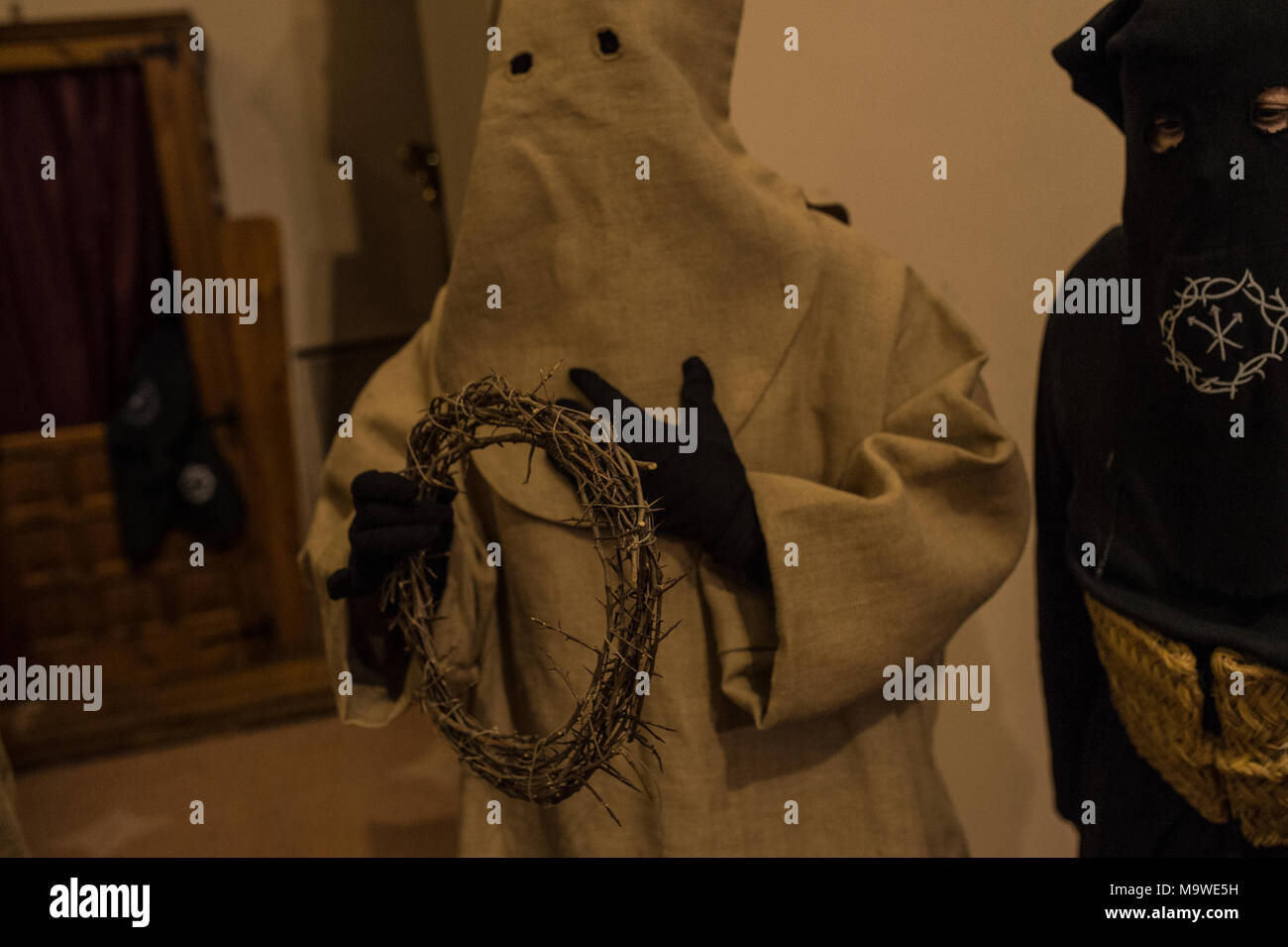 Tarazona, Spagna. 27 Mar, 2018. La confraternita della "Silencio del Santísimo Cristo del rebate, incrociano martedì santo le strade di Tarazona con il 'ensacados'. Si vestono di una tunica fatta di cilicio, camminare a piedi nudi e con catene collegate alle loro caviglie. Credito: Oscar Zubiri/Pacific Press/Alamy Live News Foto Stock