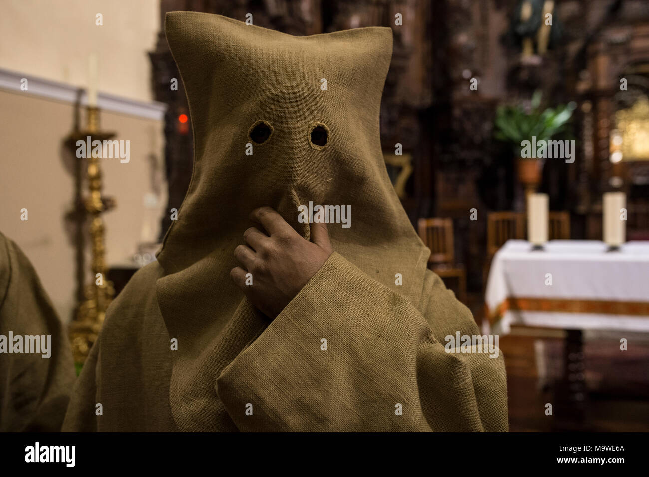 Tarazona, Spagna. 27 Mar, 2018. La confraternita della "Silencio del Santísimo Cristo del rebate, incrociano martedì santo le strade di Tarazona con il 'ensacados'. Si vestono di una tunica fatta di cilicio, camminare a piedi nudi e con catene collegate alle loro caviglie. Credito: Oscar Zubiri/Pacific Press/Alamy Live News Foto Stock