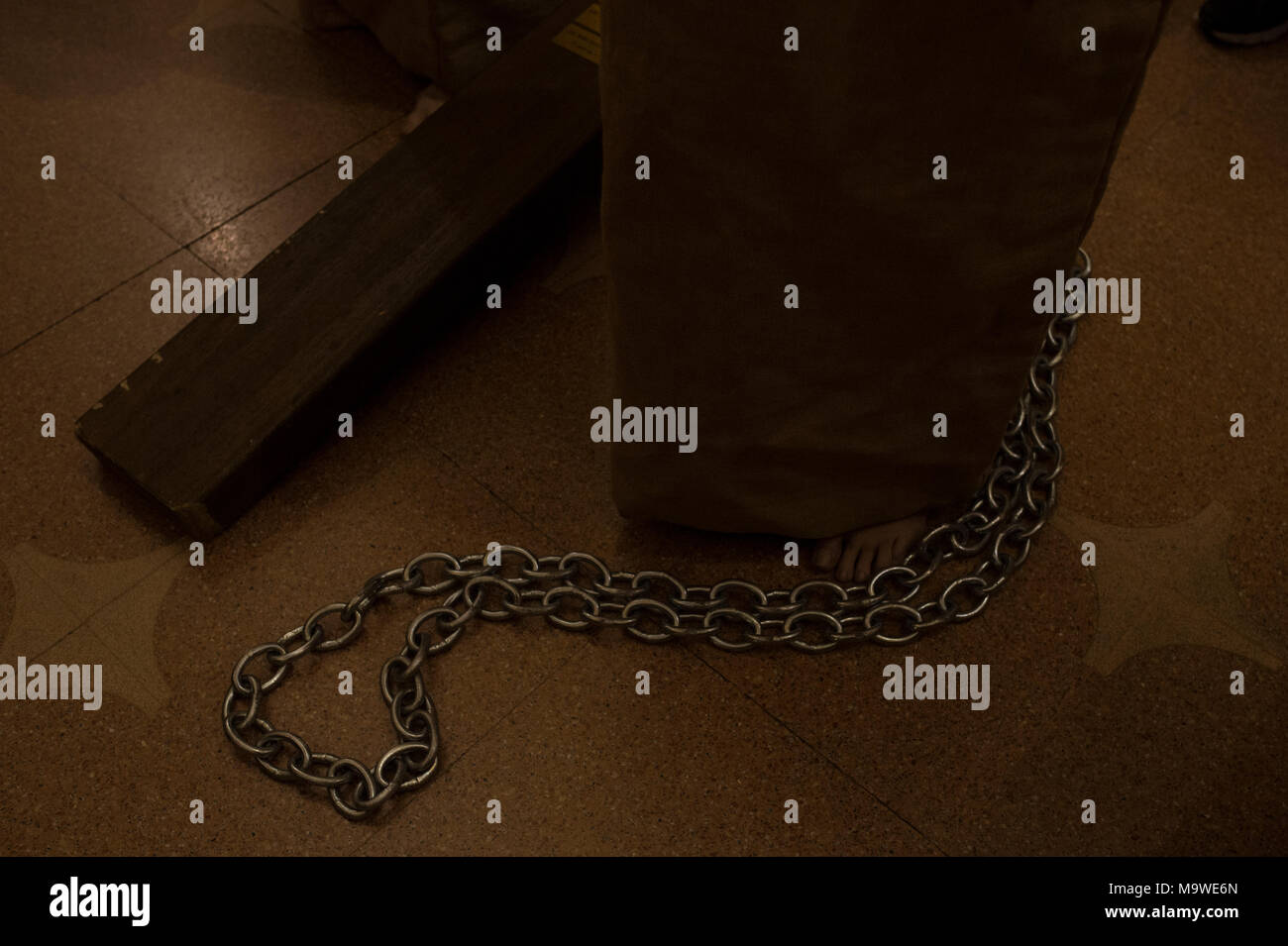 Tarazona, Spagna. 27 Mar, 2018. La confraternita della "Silencio del Santísimo Cristo del rebate, incrociano martedì santo le strade di Tarazona con il 'ensacados'. Si vestono di una tunica fatta di cilicio, camminare a piedi nudi e con catene collegate alle loro caviglie. Credito: Oscar Zubiri/Pacific Press/Alamy Live News Foto Stock