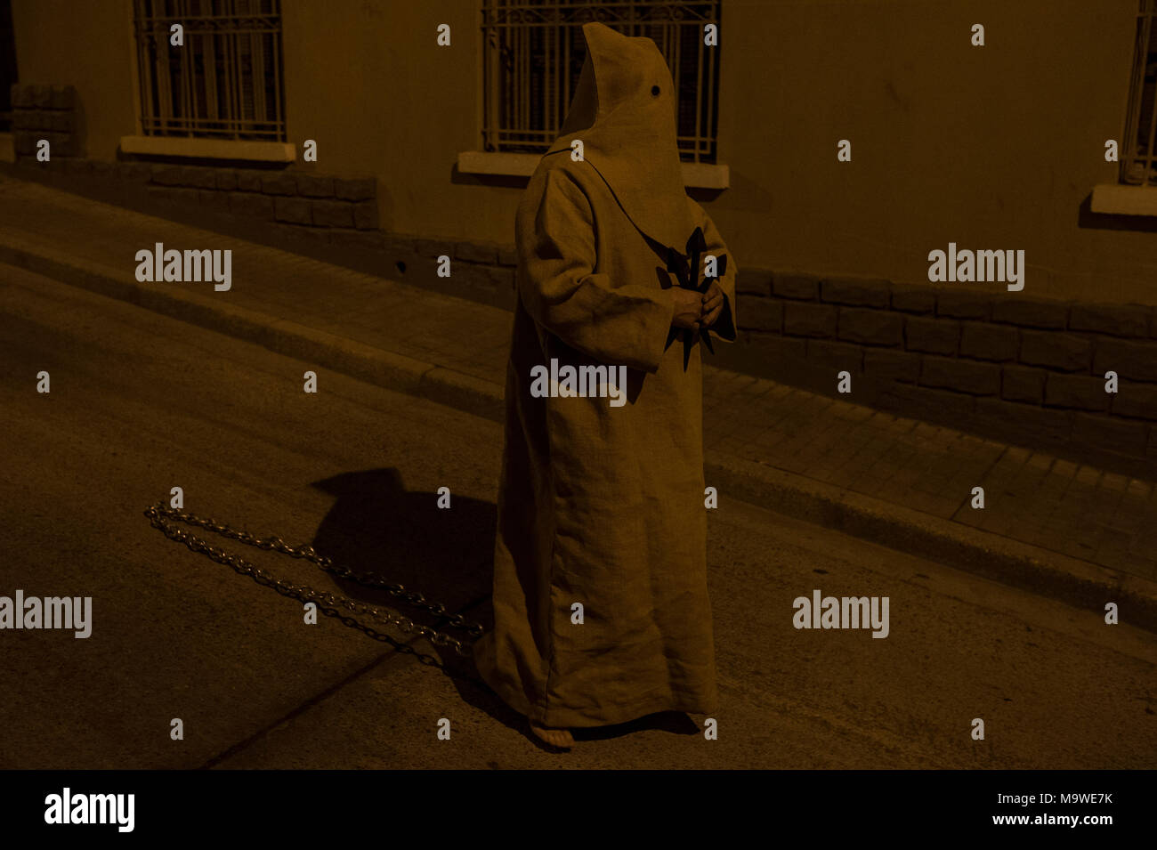 Tarazona, Spagna. 27 Mar, 2018. La confraternita della "Silencio del Santísimo Cristo del rebate, incrociano martedì santo le strade di Tarazona con il 'ensacados'. Si vestono di una tunica fatta di cilicio, camminare a piedi nudi e con catene collegate alle loro caviglie. Credito: Oscar Zubiri/Pacific Press/Alamy Live News Foto Stock