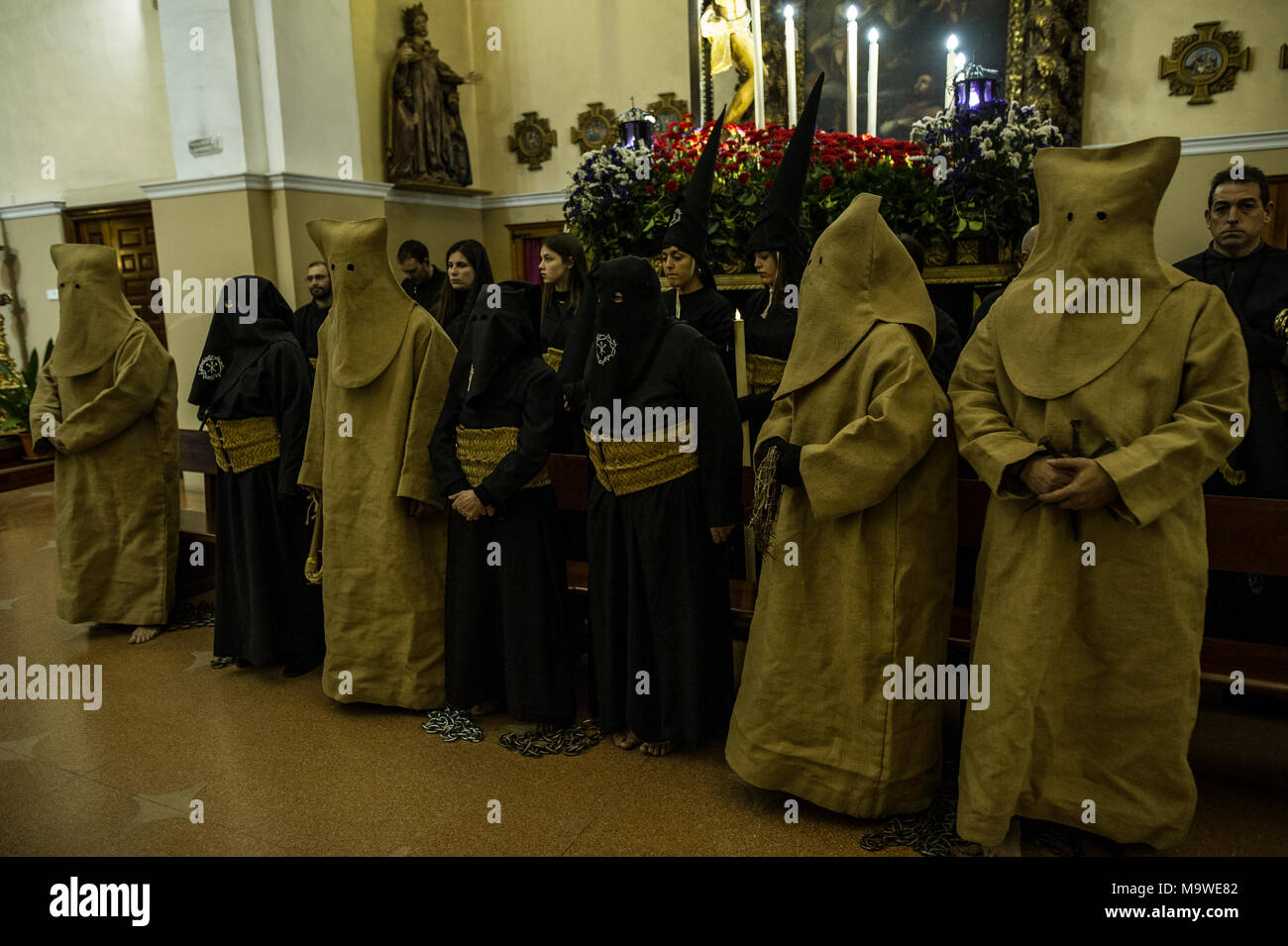 Tarazona, Spagna. 27 Mar, 2018. La confraternita della "Silencio del Santísimo Cristo del rebate, incrociano martedì santo le strade di Tarazona con il 'ensacados'. Si vestono di una tunica fatta di cilicio, camminare a piedi nudi e con catene collegate alle loro caviglie. Credito: Oscar Zubiri/Pacific Press/Alamy Live News Foto Stock