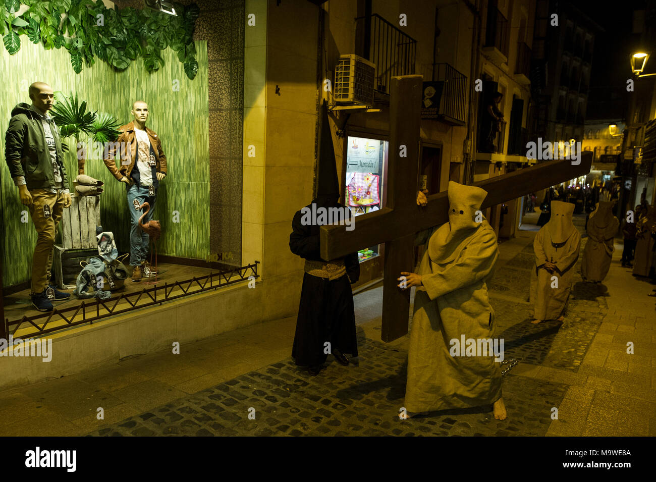 Tarazona, Spagna. 27 Mar, 2018. La confraternita della "Silencio del Santísimo Cristo del rebate, incrociano martedì santo le strade di Tarazona con il 'ensacados'. Si vestono di una tunica fatta di cilicio, camminare a piedi nudi e con catene collegate alle loro caviglie. Credito: Oscar Zubiri/Pacific Press/Alamy Live News Foto Stock