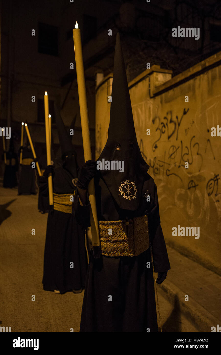 Tarazona, Spagna. 27 Mar, 2018. La confraternita della "Silencio del Santísimo Cristo del rebate, incrociano martedì santo le strade di Tarazona con il 'ensacados'. Si vestono di una tunica fatta di cilicio, camminare a piedi nudi e con catene collegate alle loro caviglie. Credito: Oscar Zubiri/Pacific Press/Alamy Live News Foto Stock