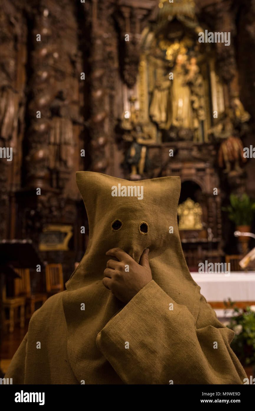 Tarazona, Spagna. 27 Mar, 2018. La confraternita della "Silencio del Santísimo Cristo del rebate, incrociano martedì santo le strade di Tarazona con il 'ensacados'. Si vestono di una tunica fatta di cilicio, camminare a piedi nudi e con catene collegate alle loro caviglie. Credito: Oscar Zubiri/Pacific Press/Alamy Live News Foto Stock