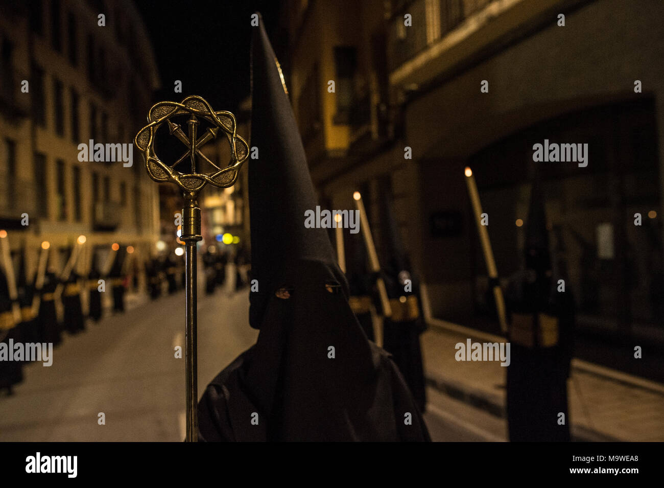 Tarazona, Spagna. 27 Mar, 2018. La confraternita della "Silencio del Santísimo Cristo del rebate, incrociano martedì santo le strade di Tarazona con il 'ensacados'. Si vestono di una tunica fatta di cilicio, camminare a piedi nudi e con catene collegate alle loro caviglie. Credito: Oscar Zubiri/Pacific Press/Alamy Live News Foto Stock