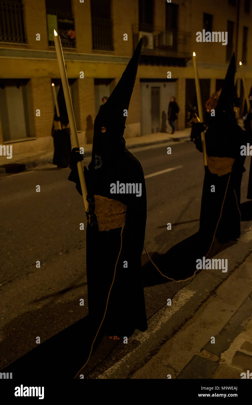 Tarazona, Spagna. 27 Mar, 2018. La confraternita della "Silencio del Santísimo Cristo del rebate, incrociano martedì santo le strade di Tarazona con il 'ensacados'. Si vestono di una tunica fatta di cilicio, camminare a piedi nudi e con catene collegate alle loro caviglie. Credito: Oscar Zubiri/Pacific Press/Alamy Live News Foto Stock