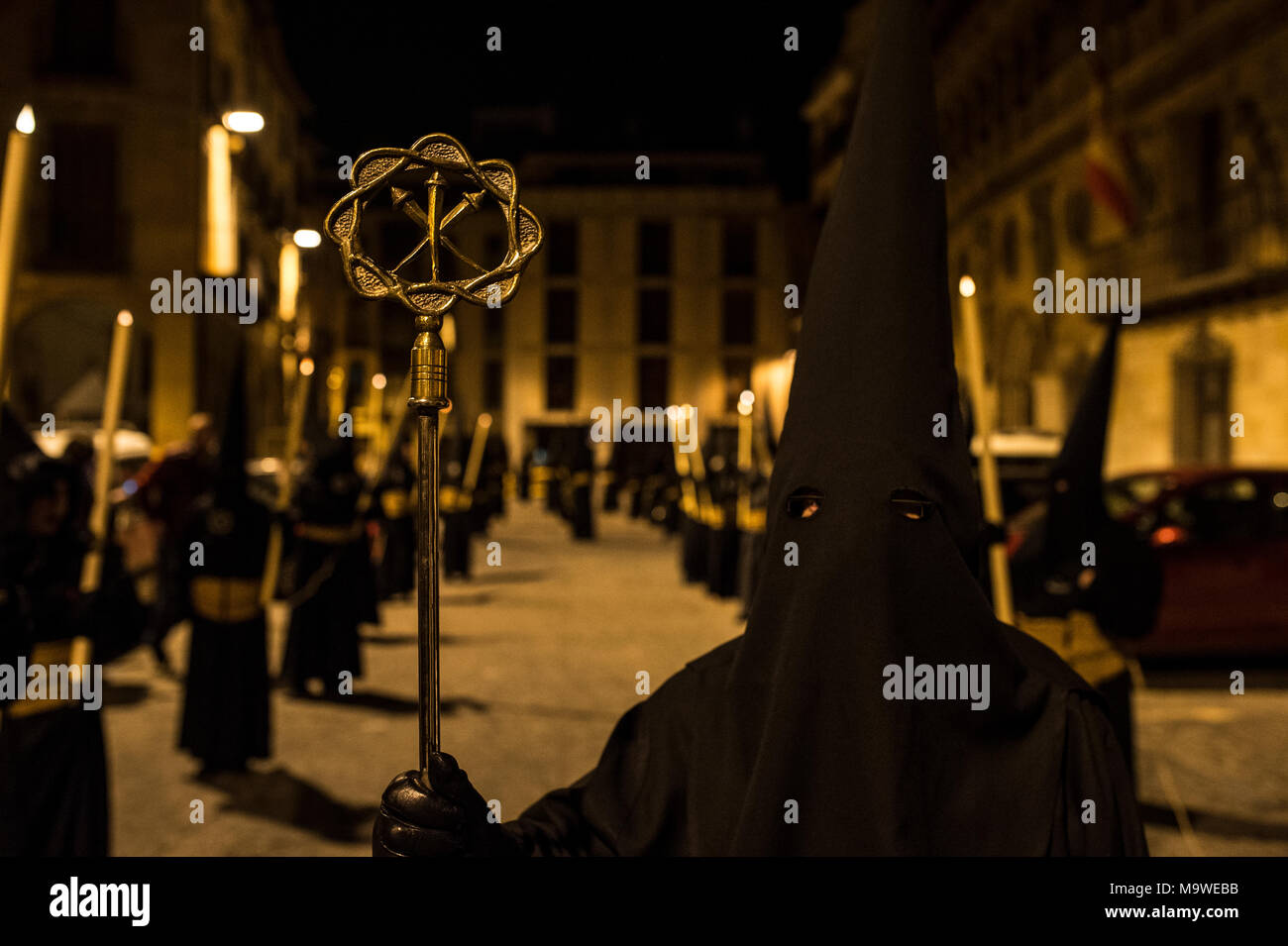 Tarazona, Spagna. 27 Mar, 2018. La confraternita della "Silencio del Santísimo Cristo del rebate, incrociano martedì santo le strade di Tarazona con il 'ensacados'. Si vestono di una tunica fatta di cilicio, camminare a piedi nudi e con catene collegate alle loro caviglie. Credito: Oscar Zubiri/Pacific Press/Alamy Live News Foto Stock