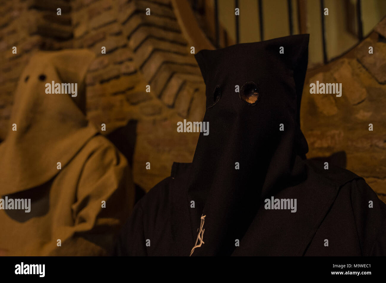 Tarazona, Spagna. 27 Mar, 2018. La confraternita della "Silencio del Santísimo Cristo del rebate, incrociano martedì santo le strade di Tarazona con il 'ensacados'. Si vestono di una tunica fatta di cilicio, camminare a piedi nudi e con catene collegate alle loro caviglie. Credito: Oscar Zubiri/Pacific Press/Alamy Live News Foto Stock