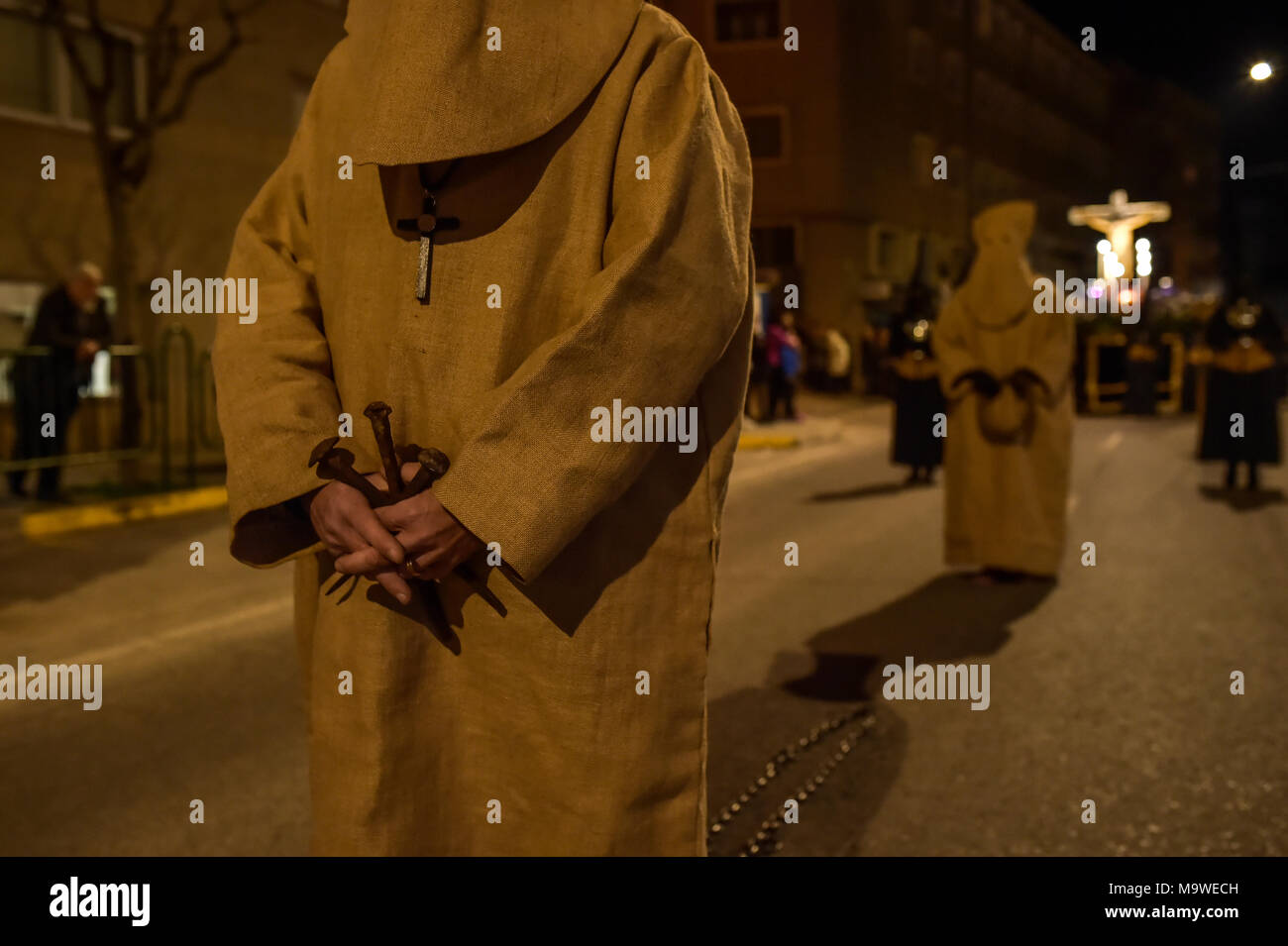 Tarazona, Spagna. 27 Mar, 2018. La confraternita della "Silencio del Santísimo Cristo del rebate, incrociano martedì santo le strade di Tarazona con il 'ensacados'. Si vestono di una tunica fatta di cilicio, camminare a piedi nudi e con catene collegate alle loro caviglie. Credito: Oscar Zubiri/Pacific Press/Alamy Live News Foto Stock