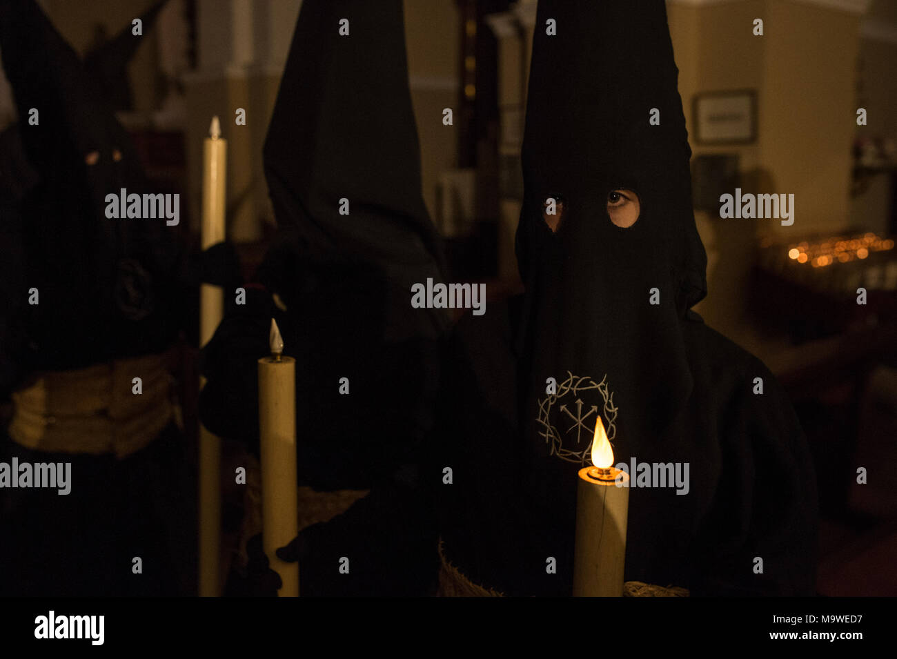 Tarazona, Spagna. 27 Mar, 2018. La confraternita della "Silencio del Santísimo Cristo del rebate, incrociano martedì santo le strade di Tarazona con il 'ensacados'. Si vestono di una tunica fatta di cilicio, camminare a piedi nudi e con catene collegate alle loro caviglie. Credito: Oscar Zubiri/Pacific Press/Alamy Live News Foto Stock