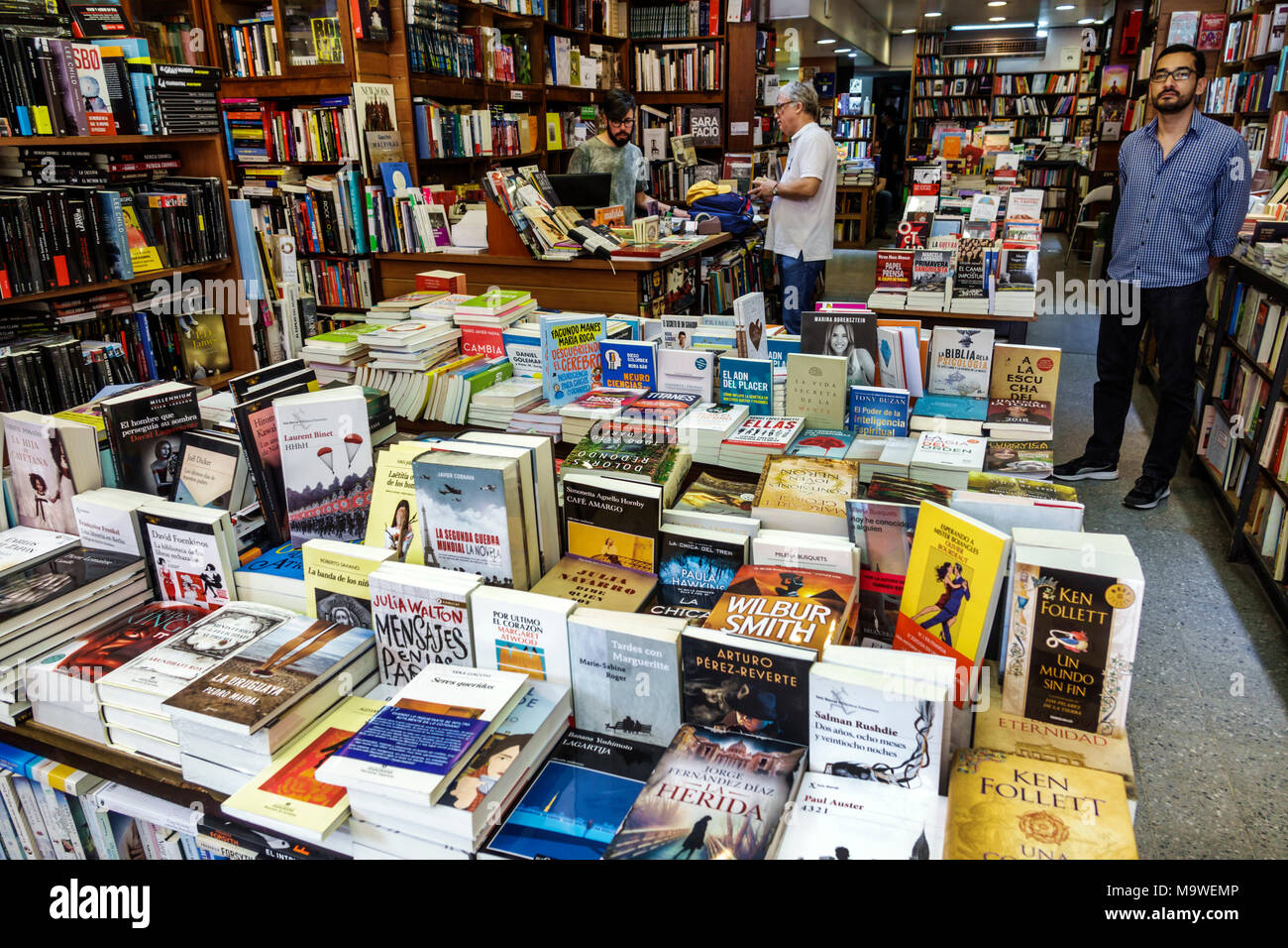 Buenos Aires Argentina,Recoleta,Libreria Norte,libreria,vendita libri,traduzioni,fiction,spagnolo,uomo maschio,dipendente,cliente,Hispa Foto Stock