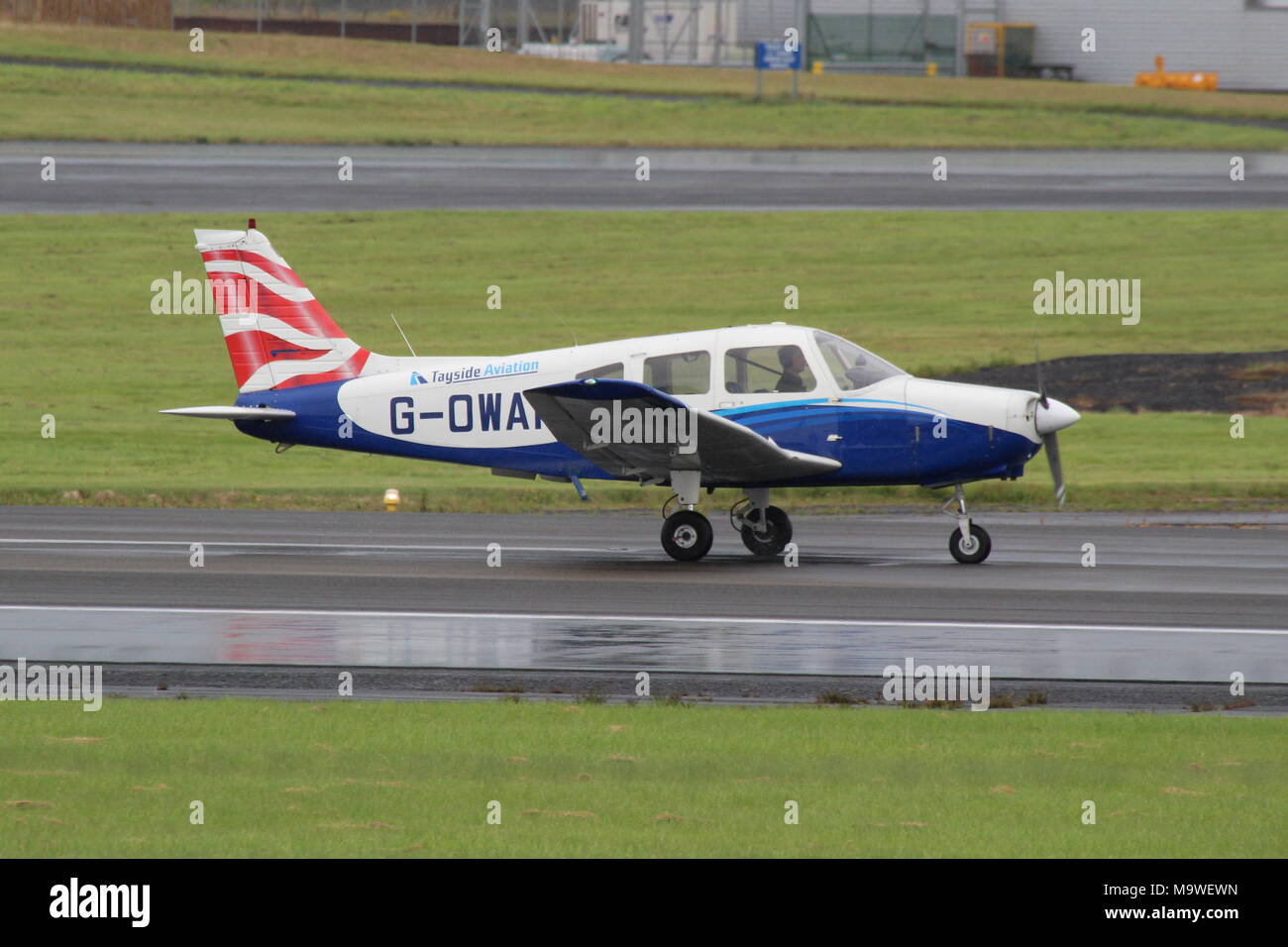 G-OWAP, un Piper PA-28-161 Guerriero II azionato da Tayside Aviation, presso l'Aeroporto di Prestwick in Ayrshire. Foto Stock