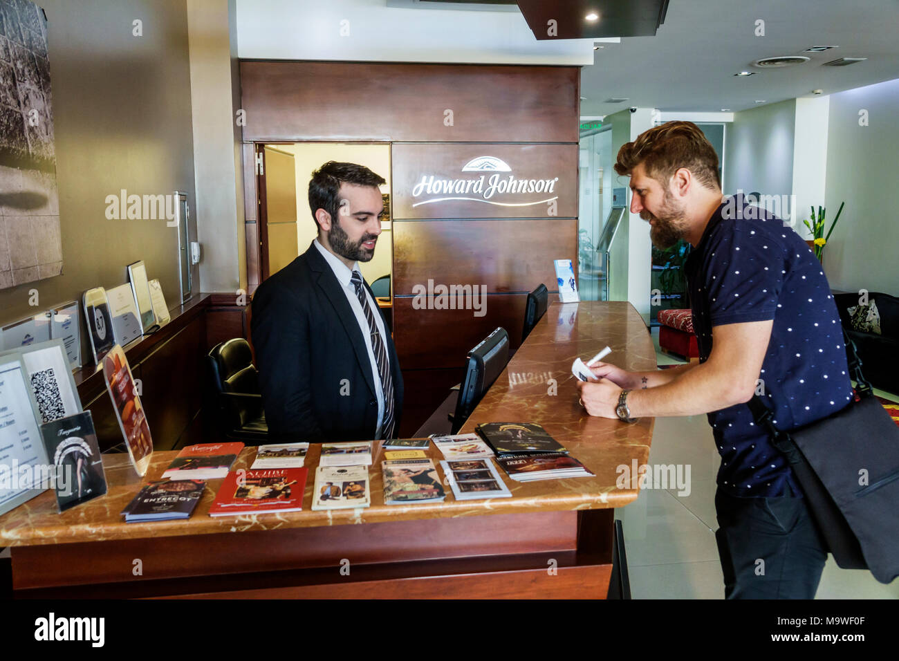 Buenos Aires Argentina,Howard Johnson Hotel Boutique Recoleta,hotel,reception check in reception prenotazione registrati registrazione,man m Foto Stock