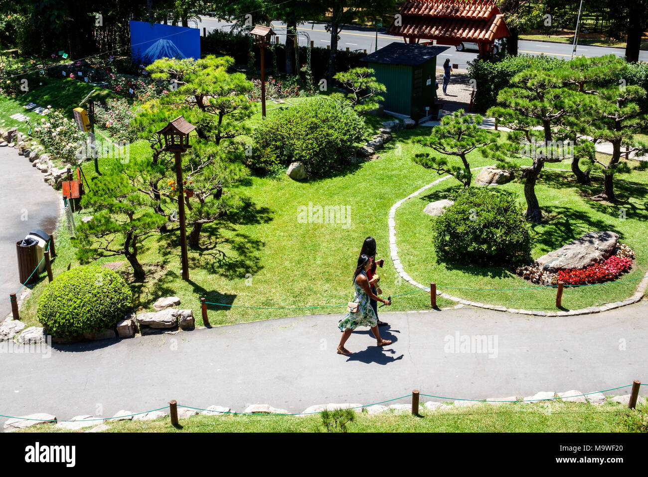 Buenos Aires Argentina,Recoleta,Japones giardino giapponese,botanica,vista dall'alto,donna donne,camminando,percorso,ispanico,ARG171130078 Foto Stock
