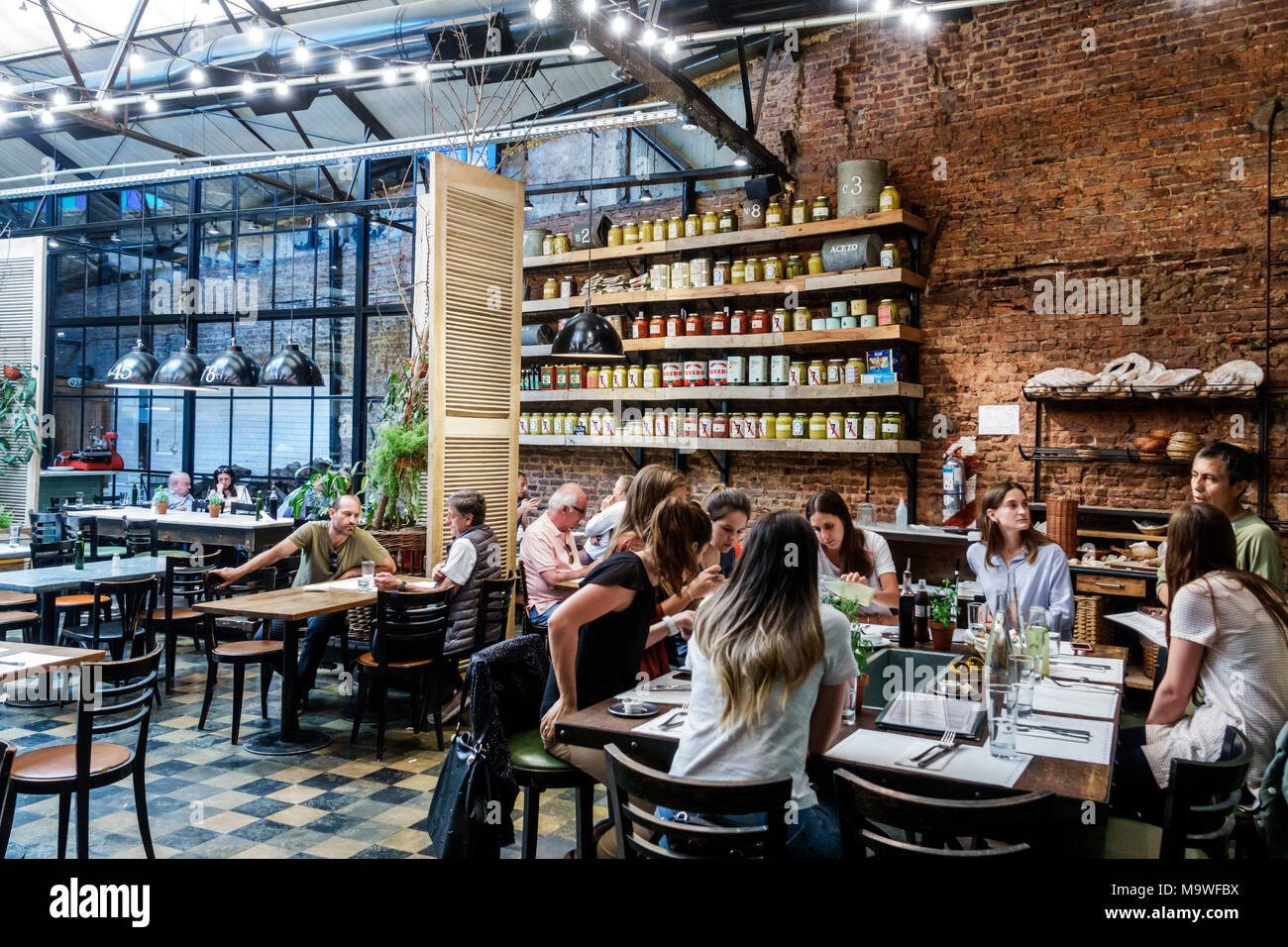 Buenos Aires Argentina, il Dandy Libertador Bar & Grill, ristorante ristoranti cibo mangiare fuori caffè caffè bistrot, interno, ristoranti, adulti a Foto Stock