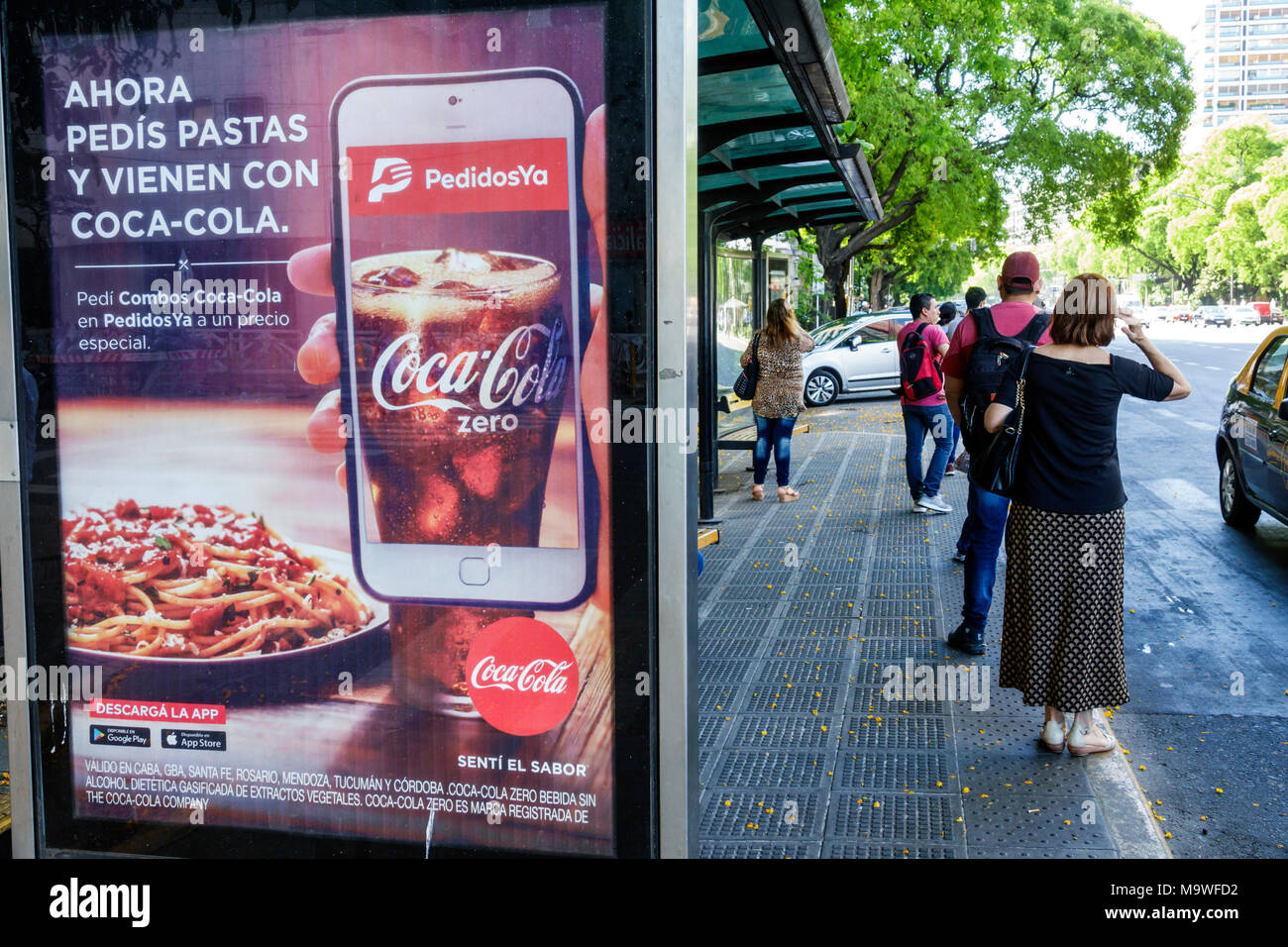 Buenos Aires Argentina,Palermo,Avenida del Libertador,fermata bus,shelter,uomo uomini maschio,donna donne donne,in piedi,ad,Coca-Cola Zero,lingua spagnola,His Foto Stock