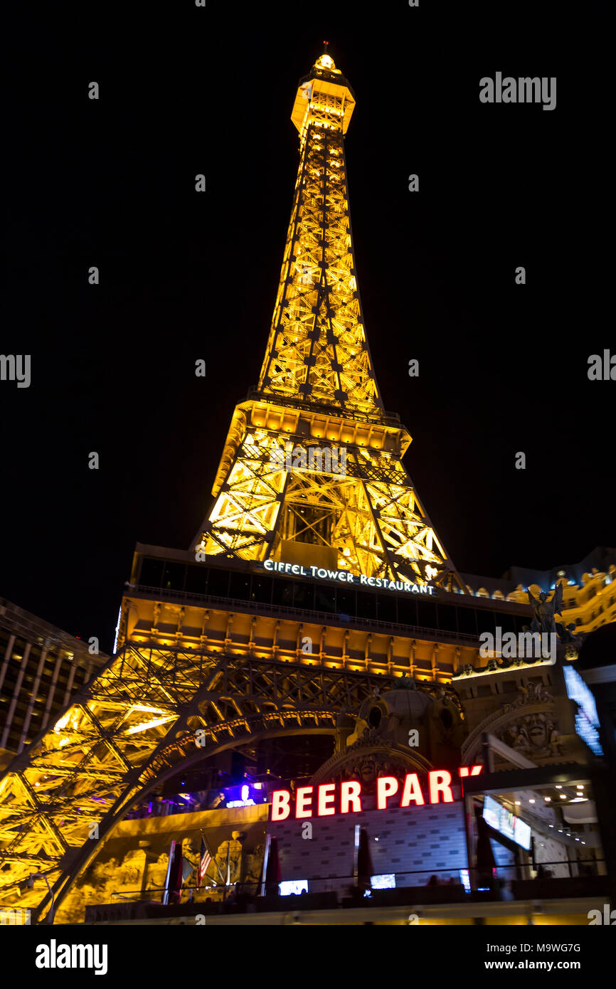 Torre Eiffel ristorante e Paris Las Vegas lite fino a notte. Las Vegas, Narvarda, U.S.A. Foto Stock