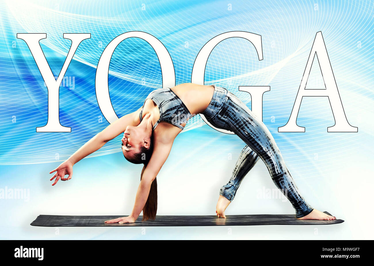 Montare supple giovane donna facendo un grazioso Wild thing yoga pongono inarcando il suo corpo torna a tratto pieno su uno sfondo grafico in vista di profilo Foto Stock