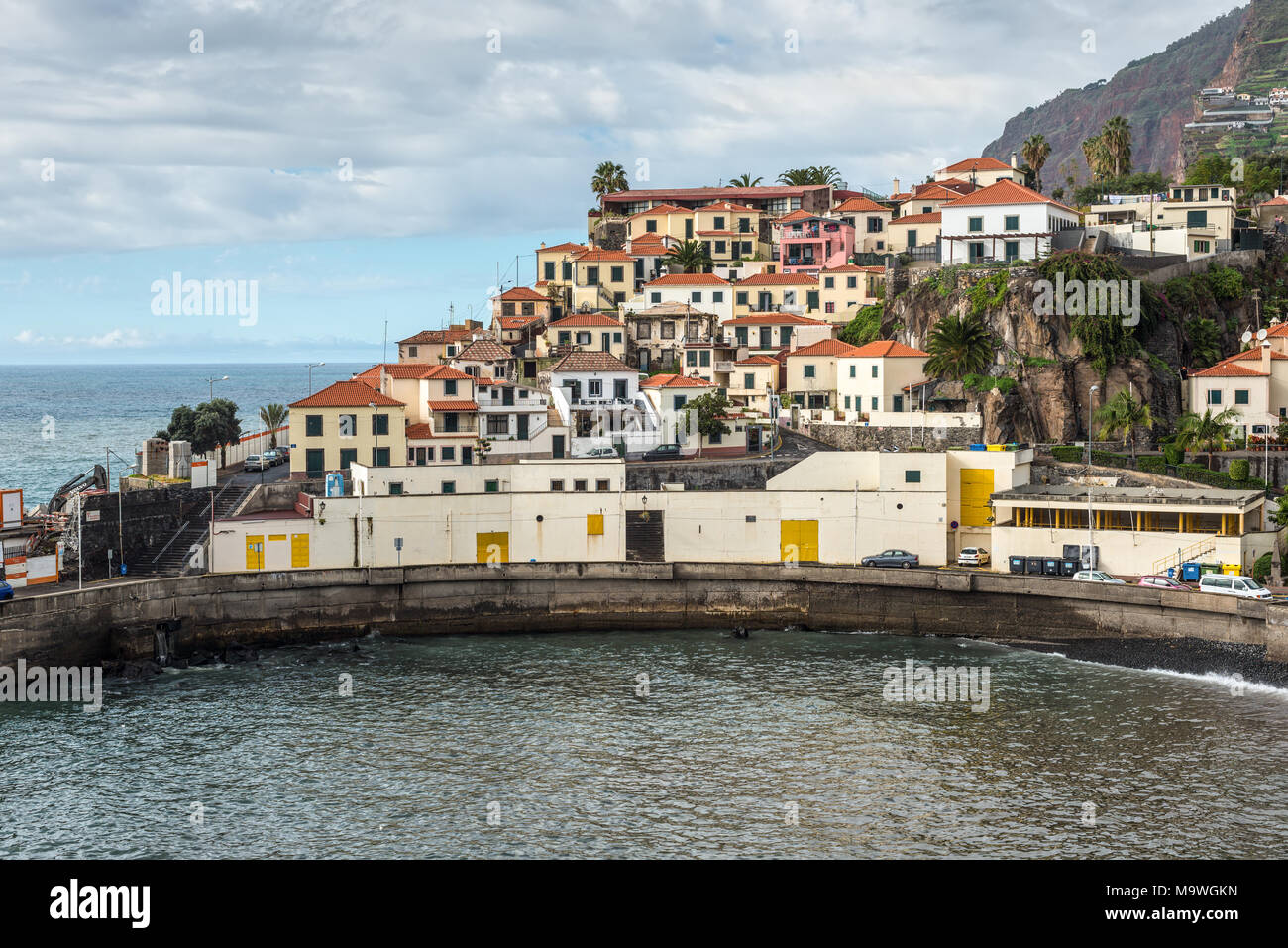 Camara de Lobos, Madeira, Portogallo - 10 dicembre 2016: vista sulla strada del villaggio di pescatori Camara de Lobos vicino a Funchal, Madeira, Portogallo. Foto Stock