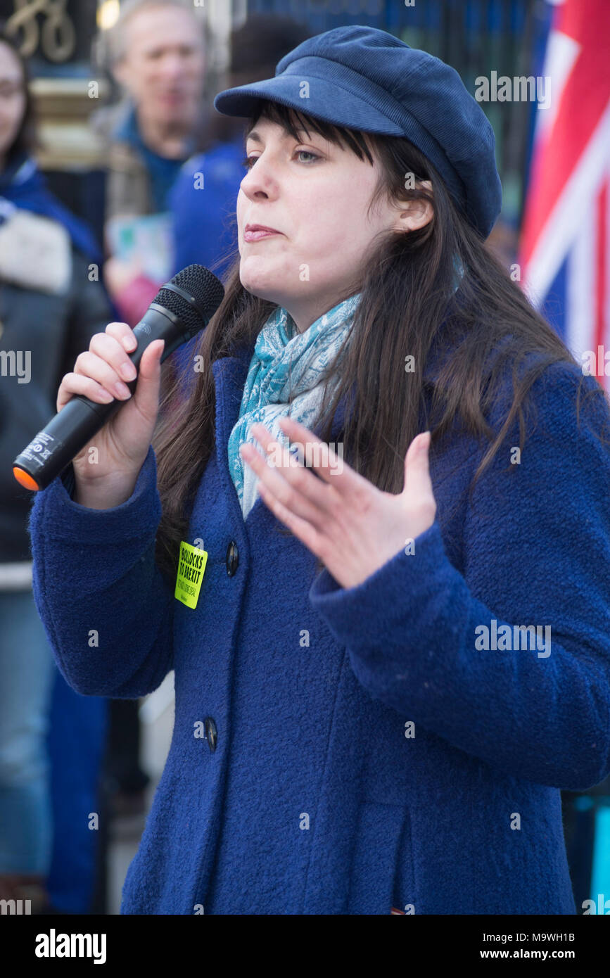 26/03/2018 - Londra - Amelia Womack (vice leader del Partito Verde) intervenendo al No10 Veglia Mini Rally contro Brexit, Richmond Terrace, Whiteha Foto Stock