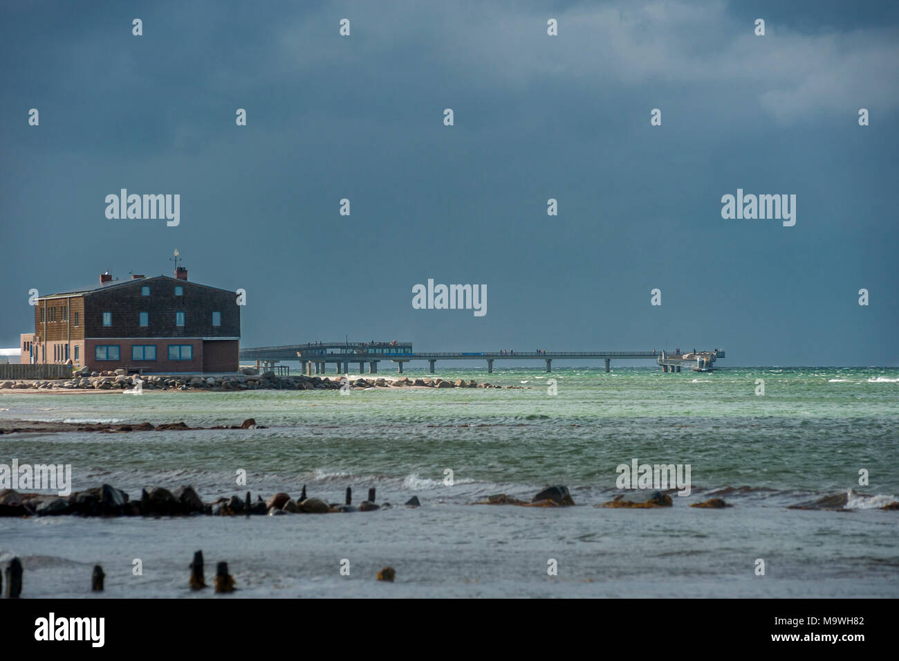 Vista dalla riserva naturale Graswarder al molo, Heiligenhafen, Mar Baltico, Schleswig-Holstein, Germania, Europa Foto Stock