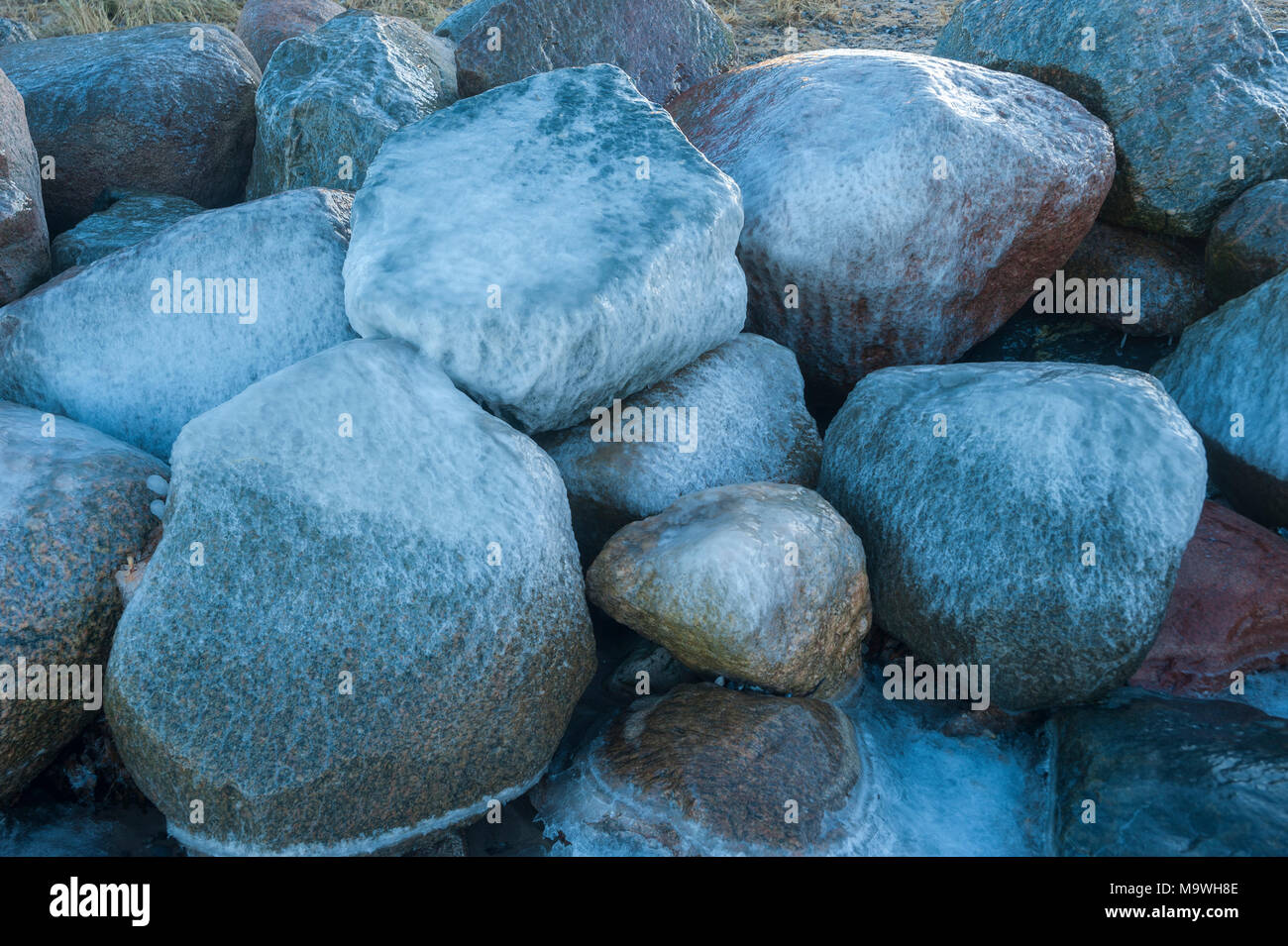 Massi ghiacciati sulla riva del Graswarder, Heiligenhafen, Mar Baltico, Schleswig-Holstein, Germania, Europa Foto Stock