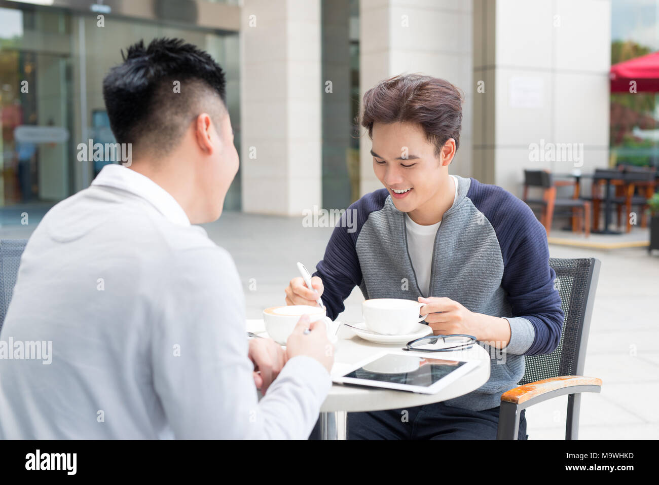 Due maschi di apprendimento dello studente o imprenditore lavorando insieme. Foto Stock