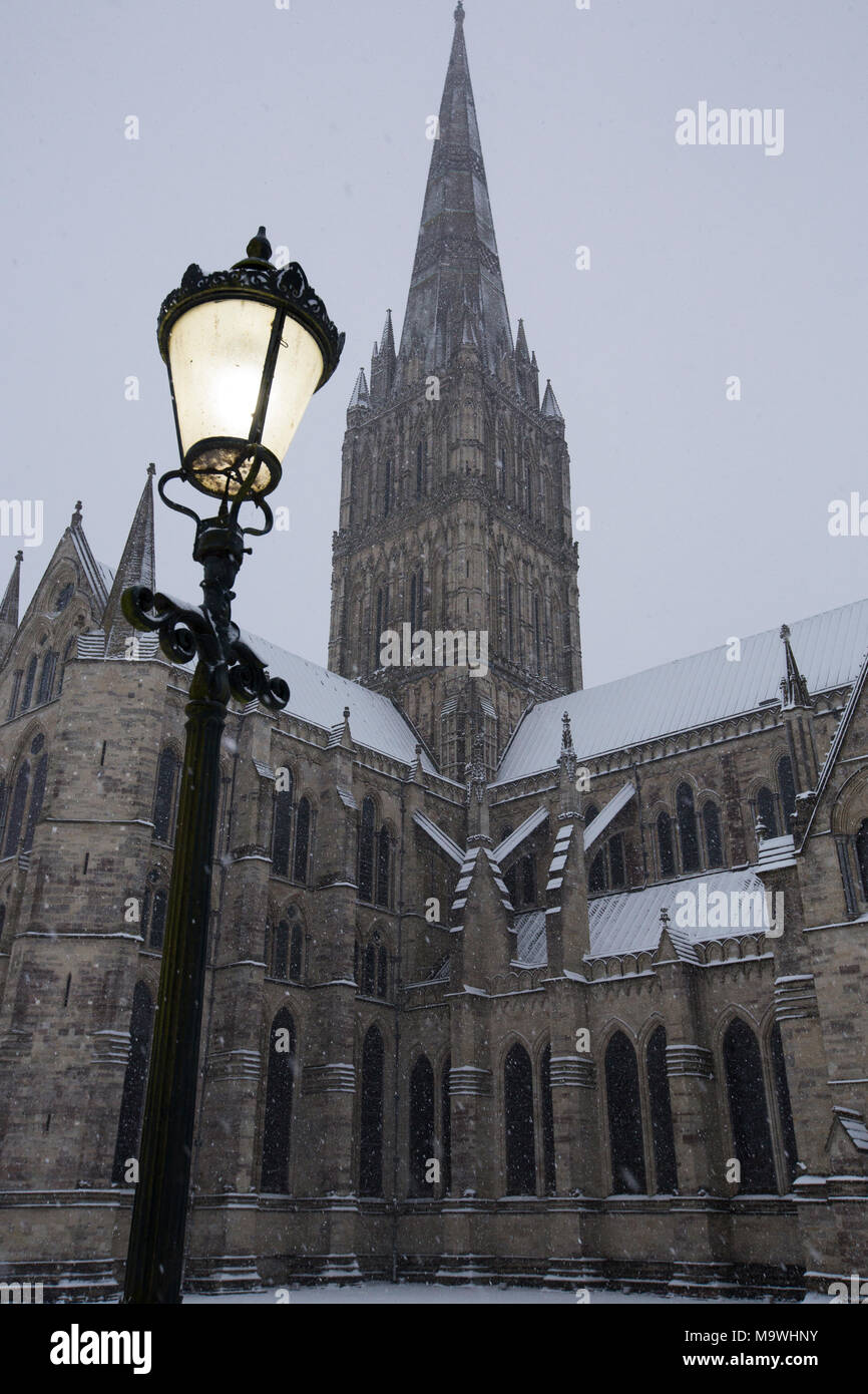 Il tardo inverno coperte di neve la città di Salisbury, l'unica città cattedrale nella campagna di Inghilterra, nella contea di Wiltshire, Regno Unito Foto Stock