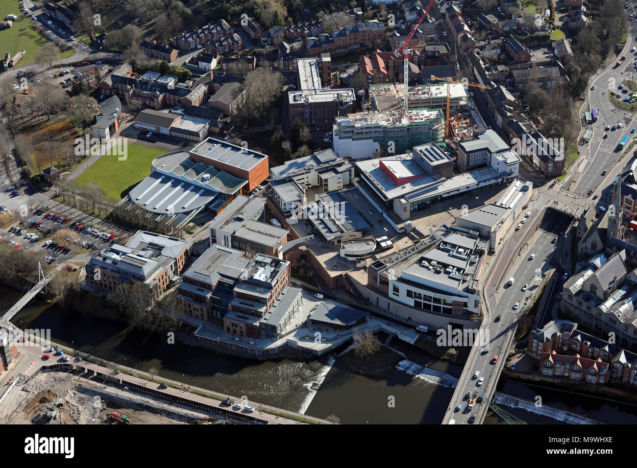 Vista aerea di HM Ufficio Passaporti Durham, Freeman's Quay Leisure Centre, Premier Inn etc, County Durham Foto Stock