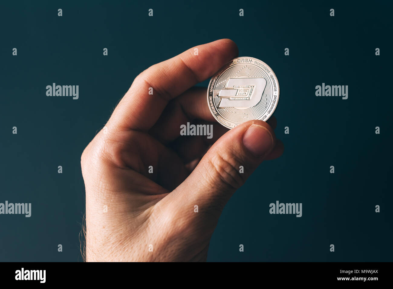 Dash cryptocurrency in mano, blockchain decentrata di tecnologia cambio moneta Foto Stock