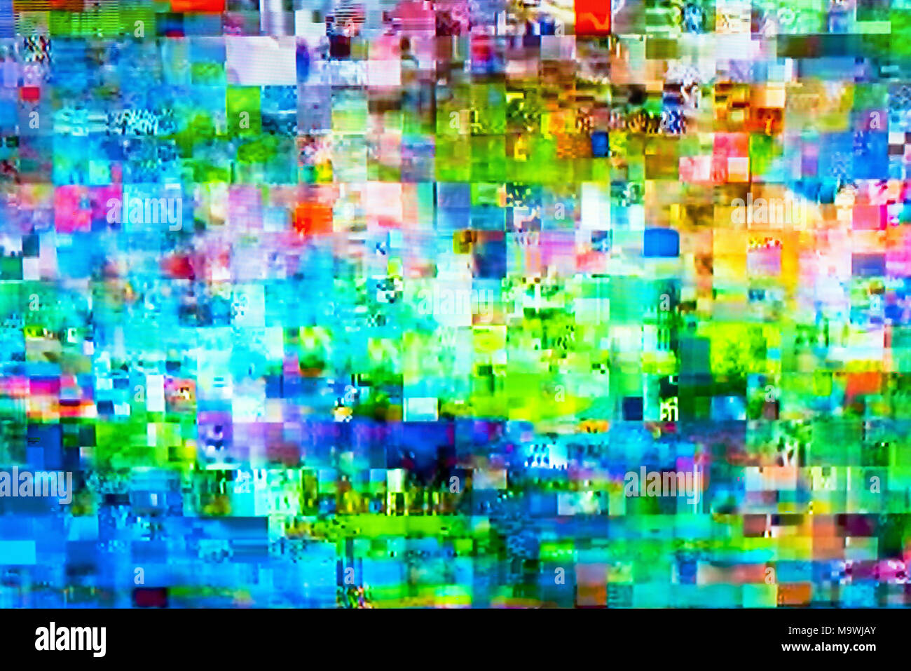 La TV digitale glitch sullo schermo del televisore con piazze smarrito, effetti statici e problemi di congelamento durante il guasto di trasmissione Foto Stock