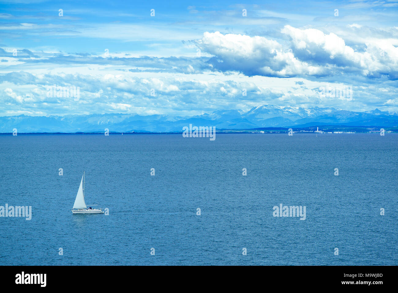 Imbarcazione a vela in mare, barca a vela sul mare in estate nel pomeriggio Foto Stock