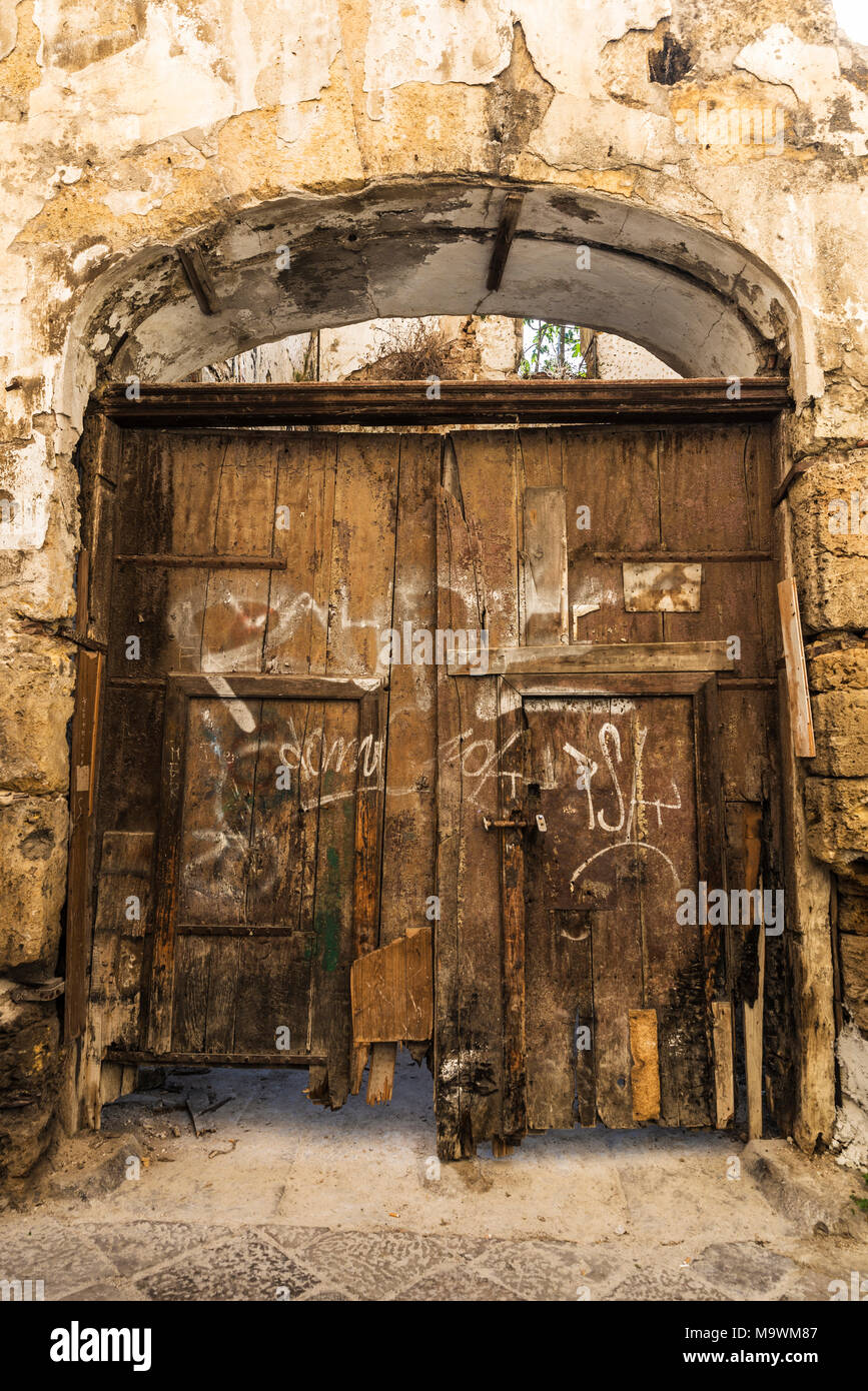 Vecchia porta di legno nel centro storico della città di Palermo in Sicilia, Italia Foto Stock