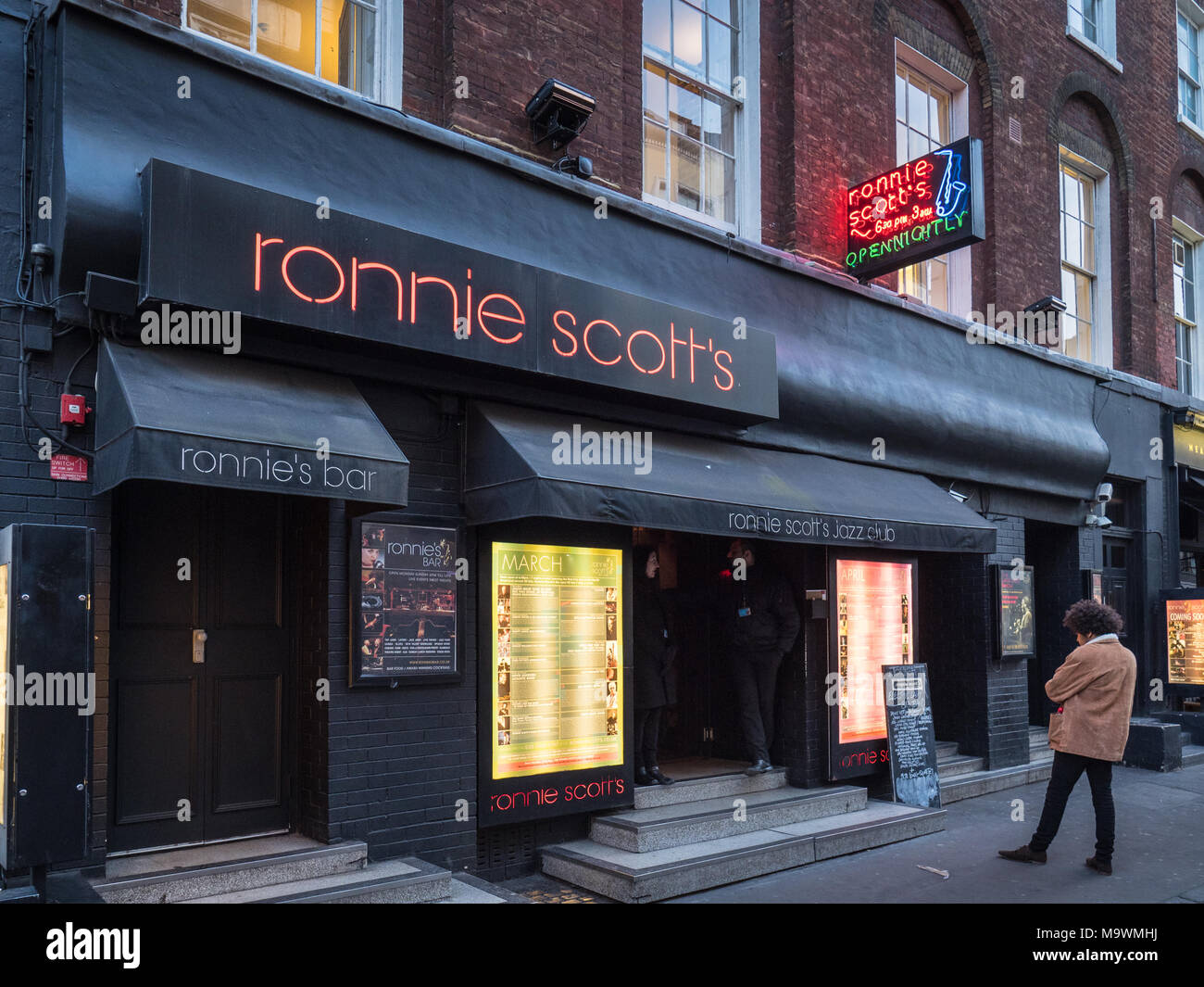 Ronnie Scott's Jazz Club - insegne al neon fuori il famoso Ronnie Scott's Jazz Club a Londra nel quartiere di Soho. Foto Stock