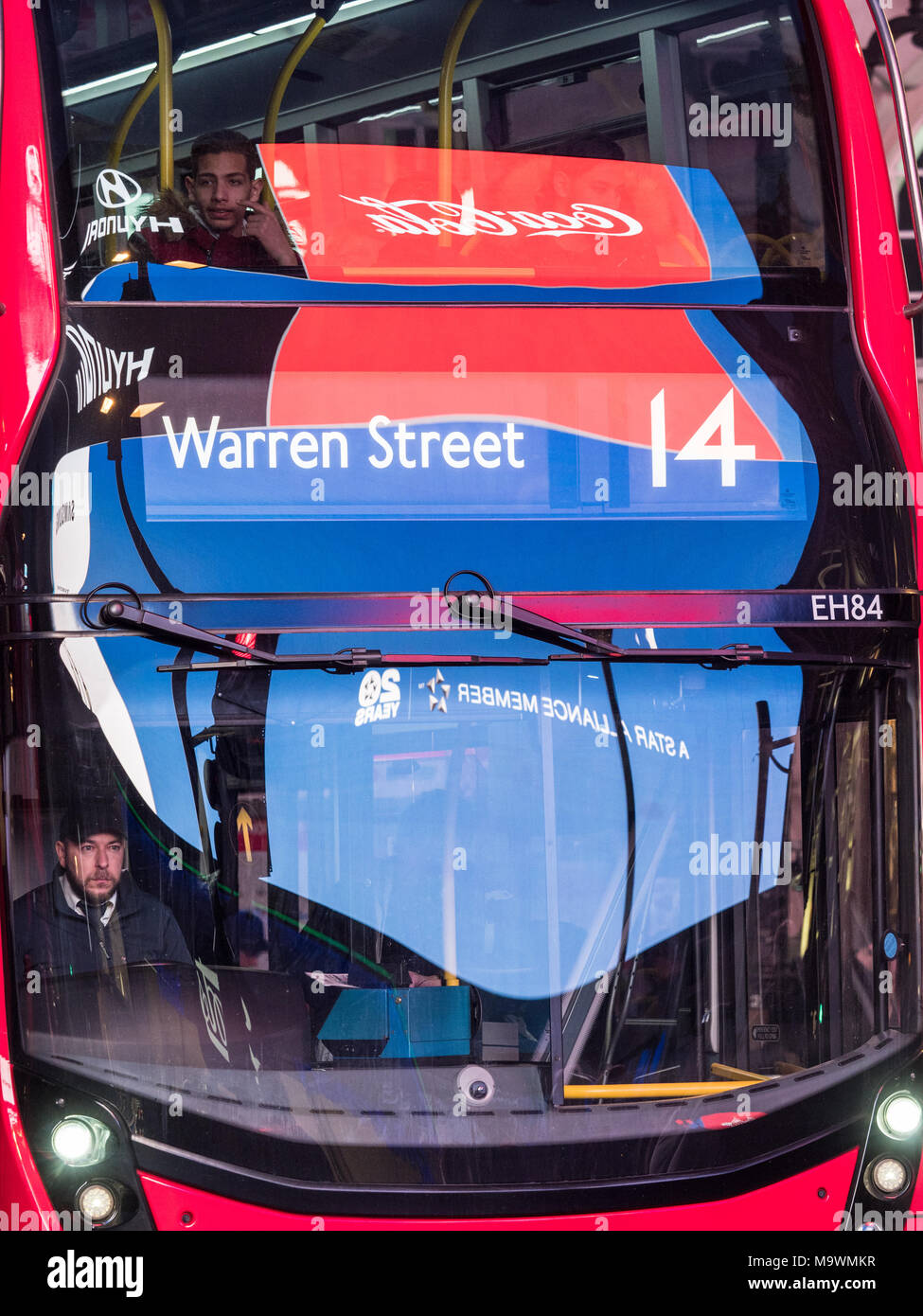 Piccadilly Circus luci riflesse nella parte anteriore di un autobus di Londra in Regent Street, Londra Centrale Foto Stock