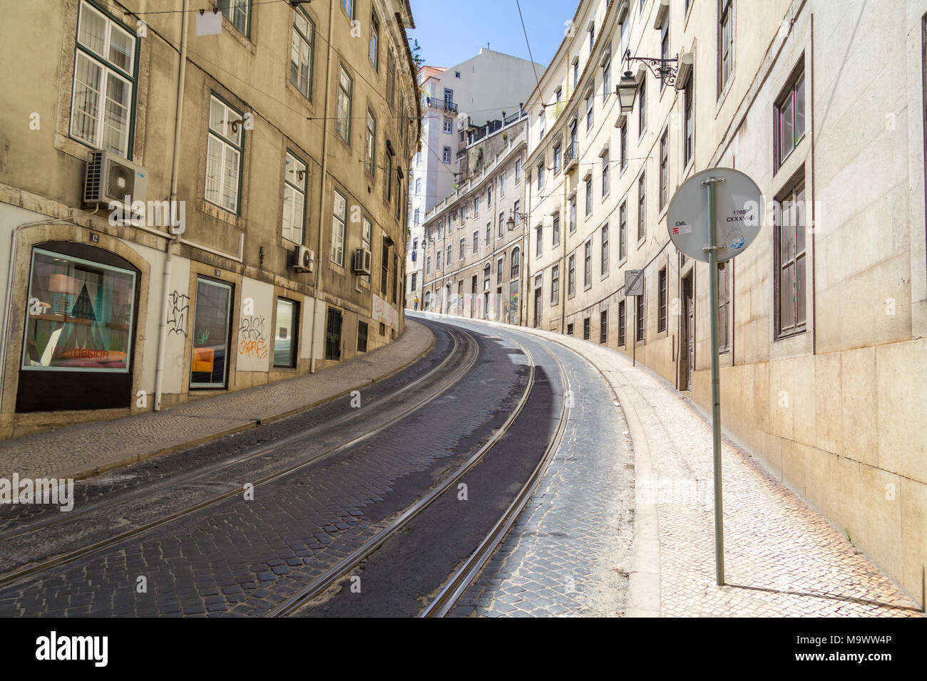 Una strada tortuosa in Lisbona Foto Stock