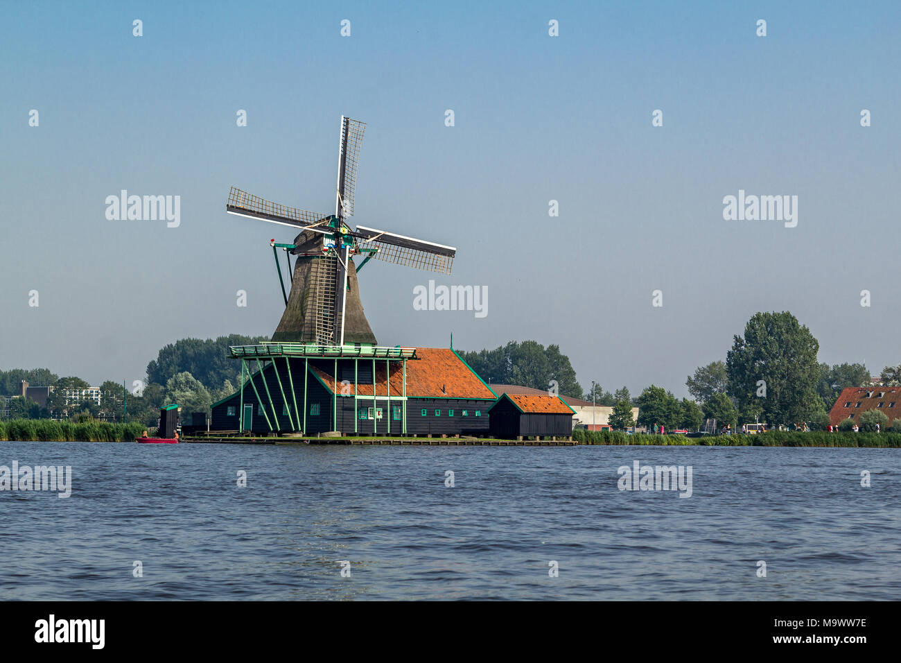 Storica fabbrica di mulino a vento sul lungomare a Zaanse Schans a Zaandam nei Paesi Bassi. Foto Stock