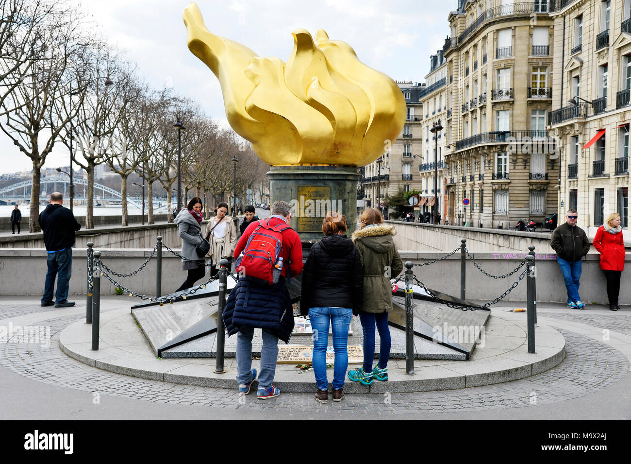 Fiamma della libertà, la replica della statua della libertà della fiamma Parigi (Unofficial Memorial a Diana Principessa di Galles) Foto Stock