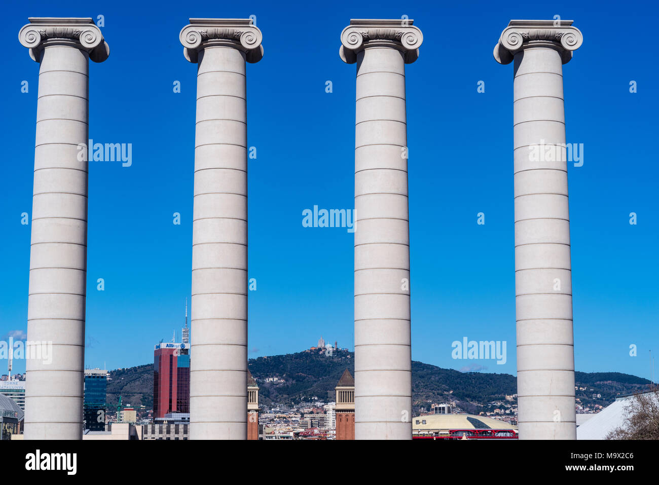 Le quattro colonne monumento dell'architetto Puig i Cadafalch, Barcellona, in Catalogna, Spagna, Europa. Foto Stock