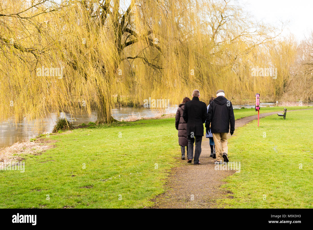 Una passeggiata nel parco, Fordingbridge, Hampshire, Inghilterra, Regno Unito, Marzo. Gruppo di persone all'aperto che camminano in cappotti. Foto Stock