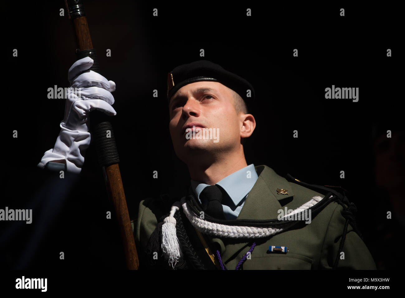 Malaga, Spagna. 28 Mar, 2018. Un membro di spagnolo brigata paracadutista dall'esercito spagnolo suona in una sfilata come parte della Settimana Santa a Malaga. La Settimana Santa in Andalusia è una delle più importanti e famose festa religiosa in Spagna. Ogni anno migliaia e migliaia di credenti cristiani celebrano la Settimana santa di Pasqua con la crocifissione e la risurrezione di Gesù Cristo Credito: Gesù Merida/SOPA Immagini/ZUMA filo/Alamy Live News Foto Stock