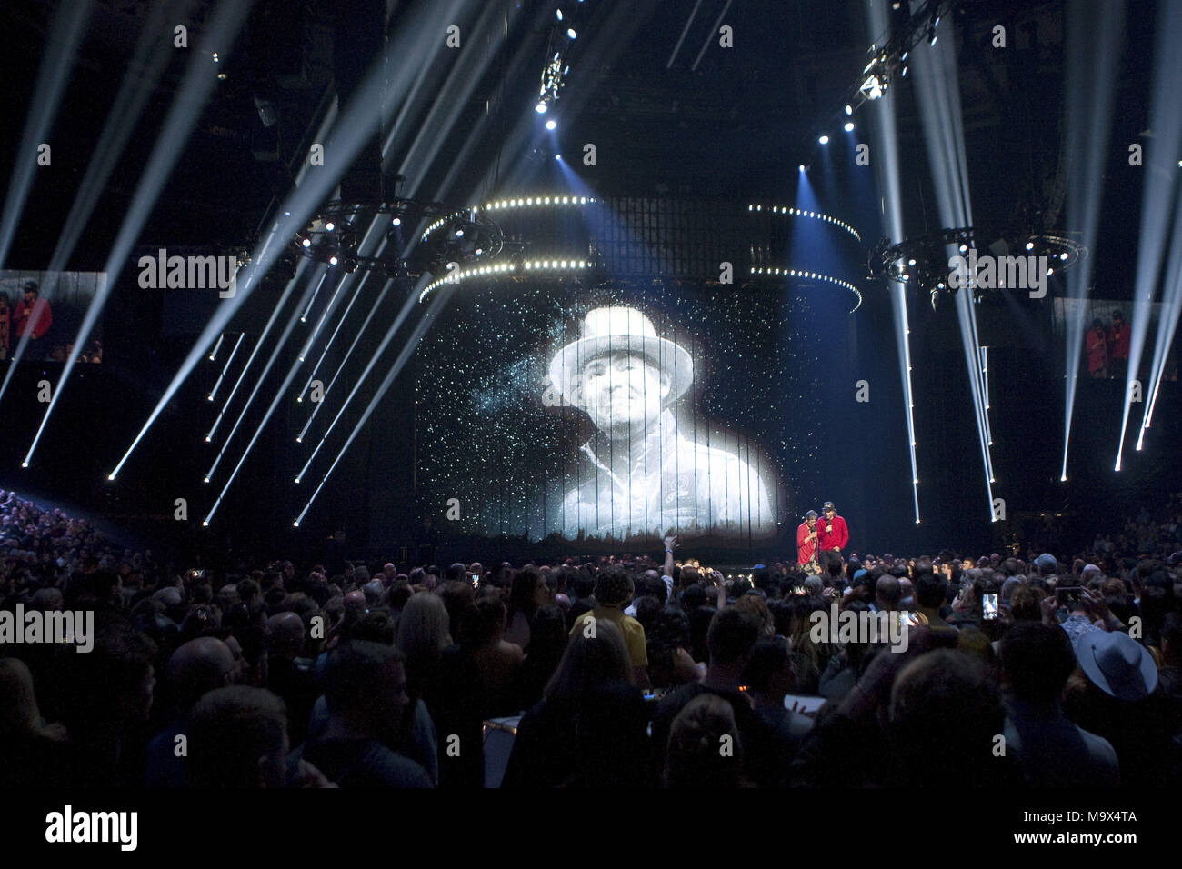 Marzo 25, 2018 - Vancouver, British Columbia, Canada - Un omaggio alla fine Gord Downie del tragicamente Hip durante il 2018 Broadcast di Juno Awards di Rogers Arena di Vancouver, British Columbia, 25 marzo 2018. (Credito Immagine: © Heinz Ruckemann via ZUMA filo) Foto Stock